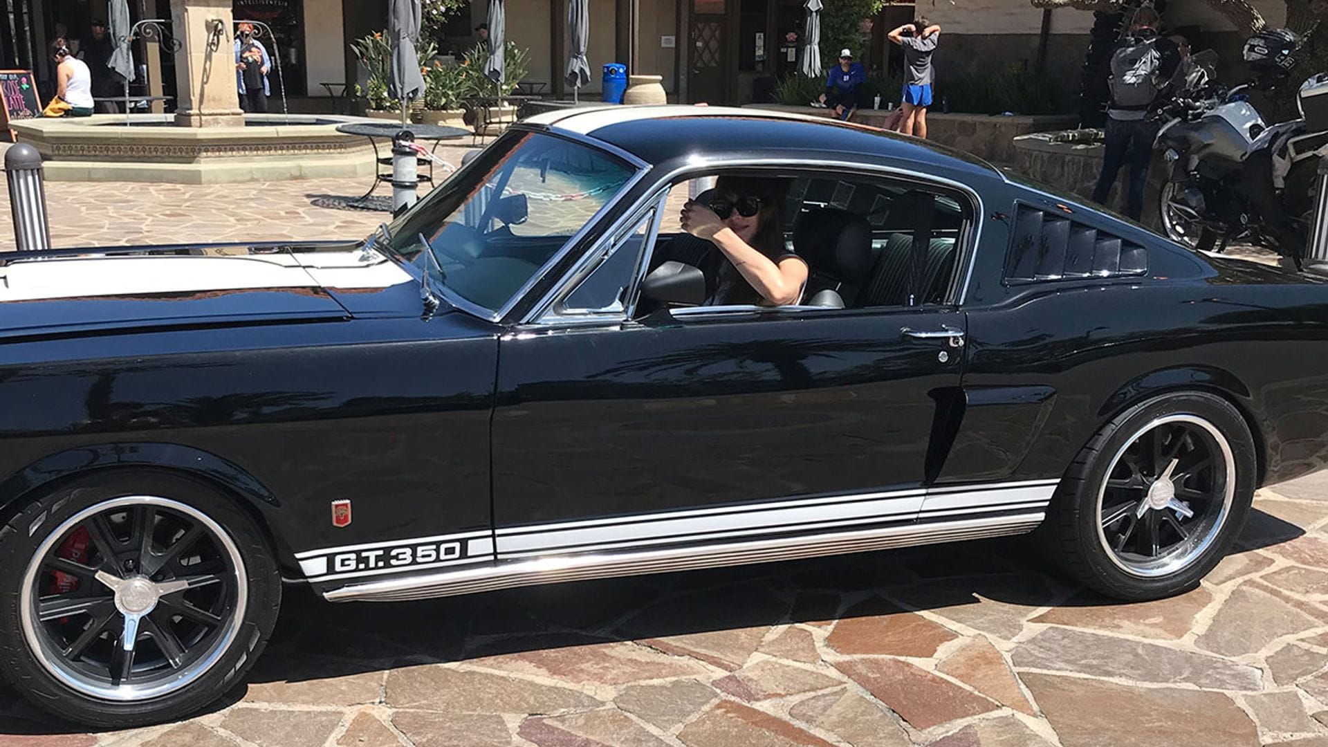 El accidentado paseo de Dakota Johnson con la hija de Chris Martin en su Ford Mustang