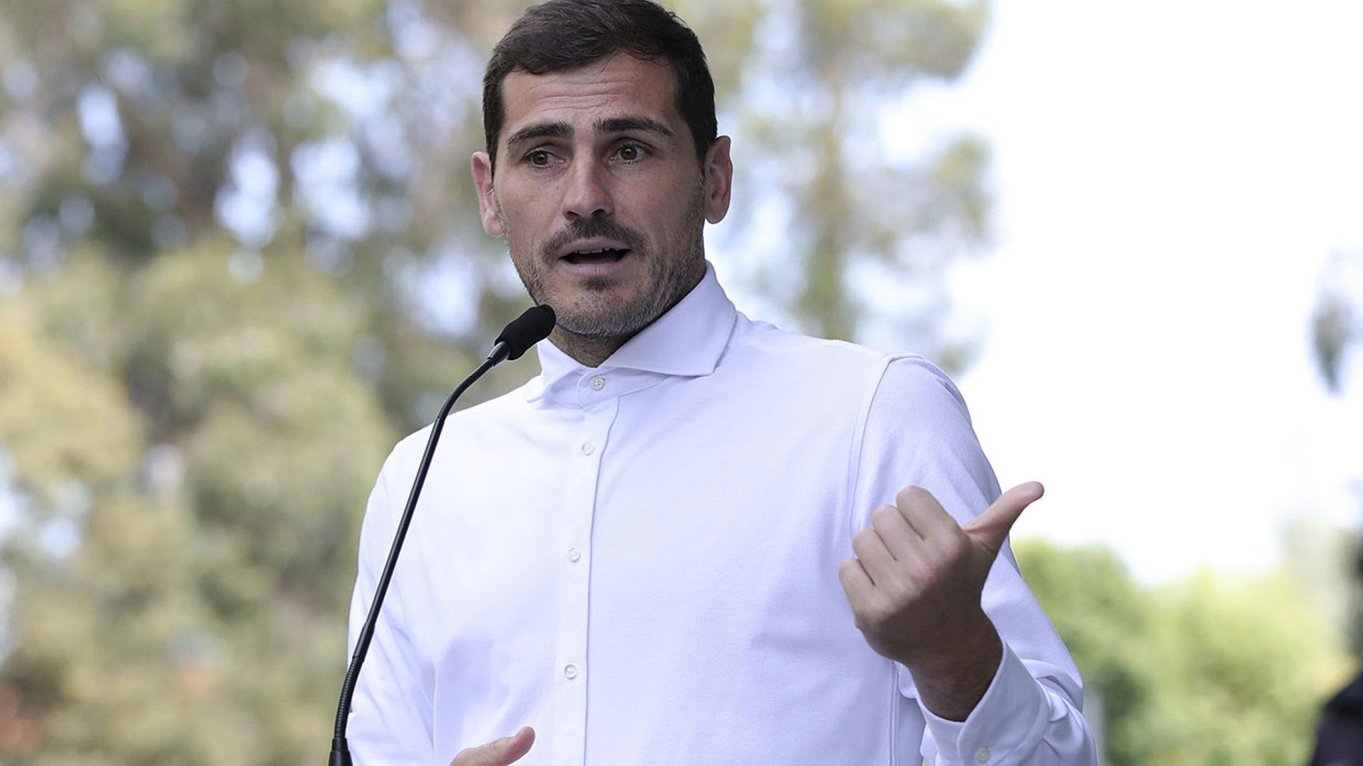 Iker Casillas, muy emocionado y con la voz quebrada, recibe el alta hospitalaria