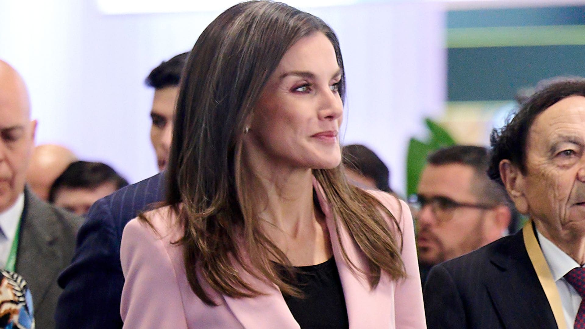 La reina Letizia demuestra cómo elevar tus básicos con un saco rosa de Zara