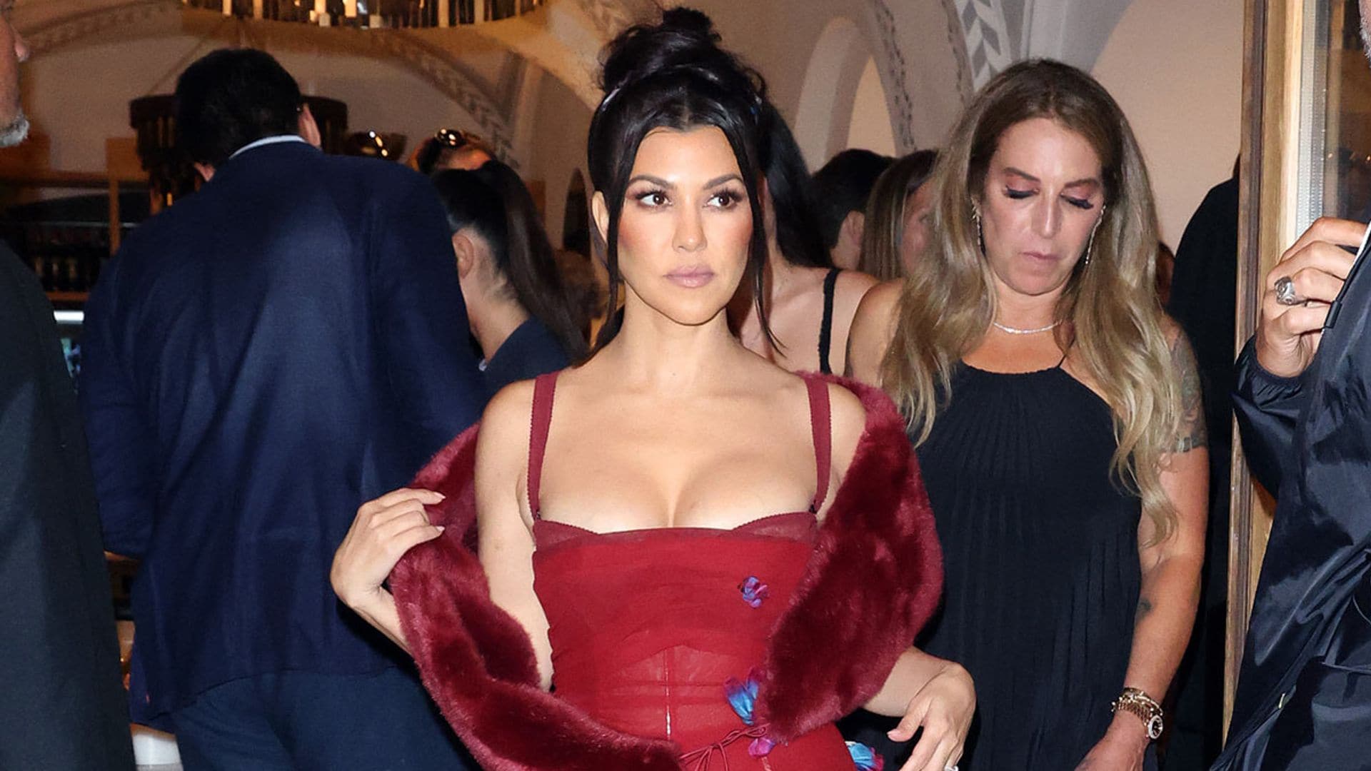 El extravagante vestuario de las Kardashian en la preboda de su hermana Kourtney en Portofino