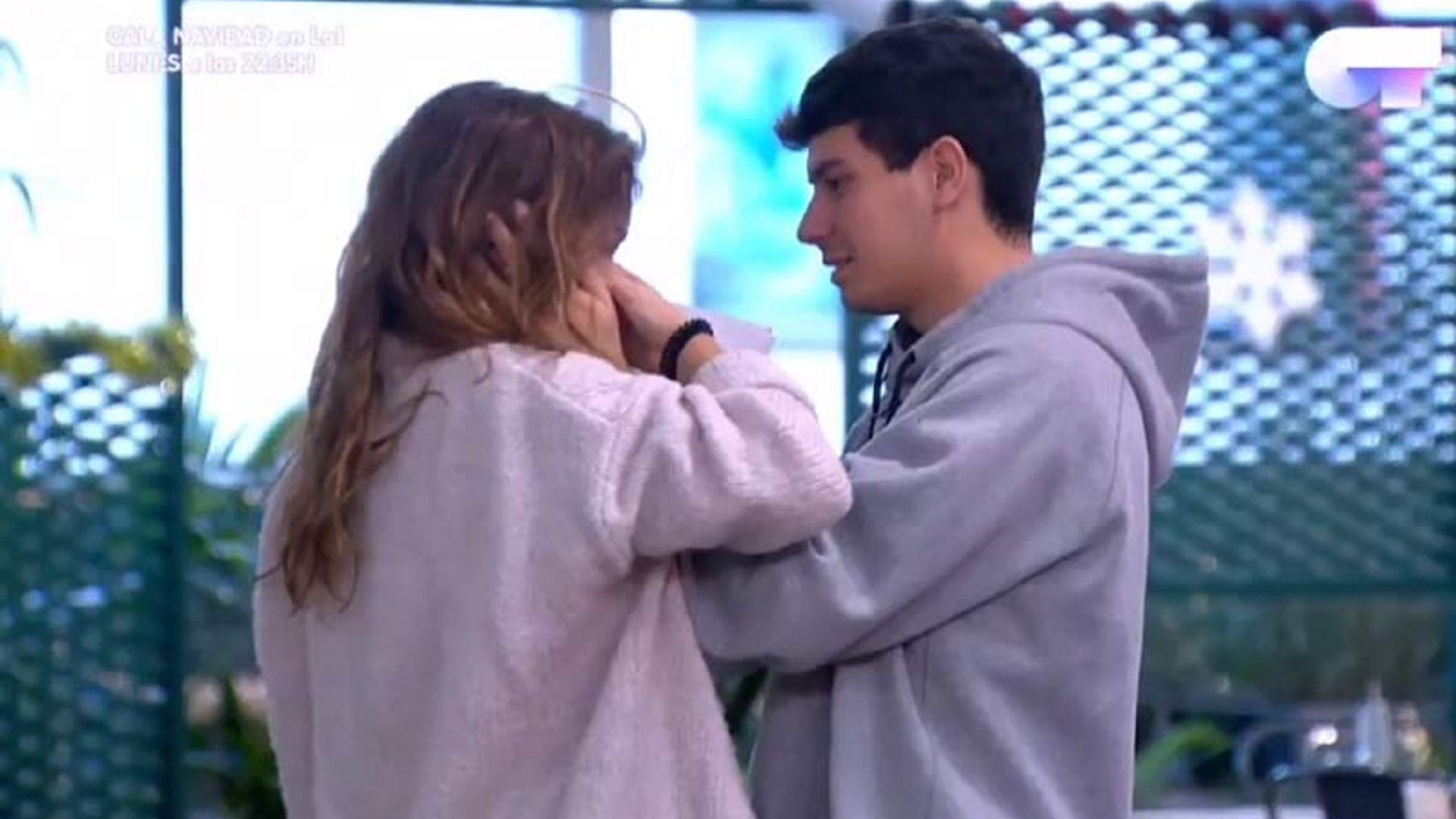 El tierno abrazo de despedida de Amaia y Alfred, de OT, antes de marcharse por Navidad