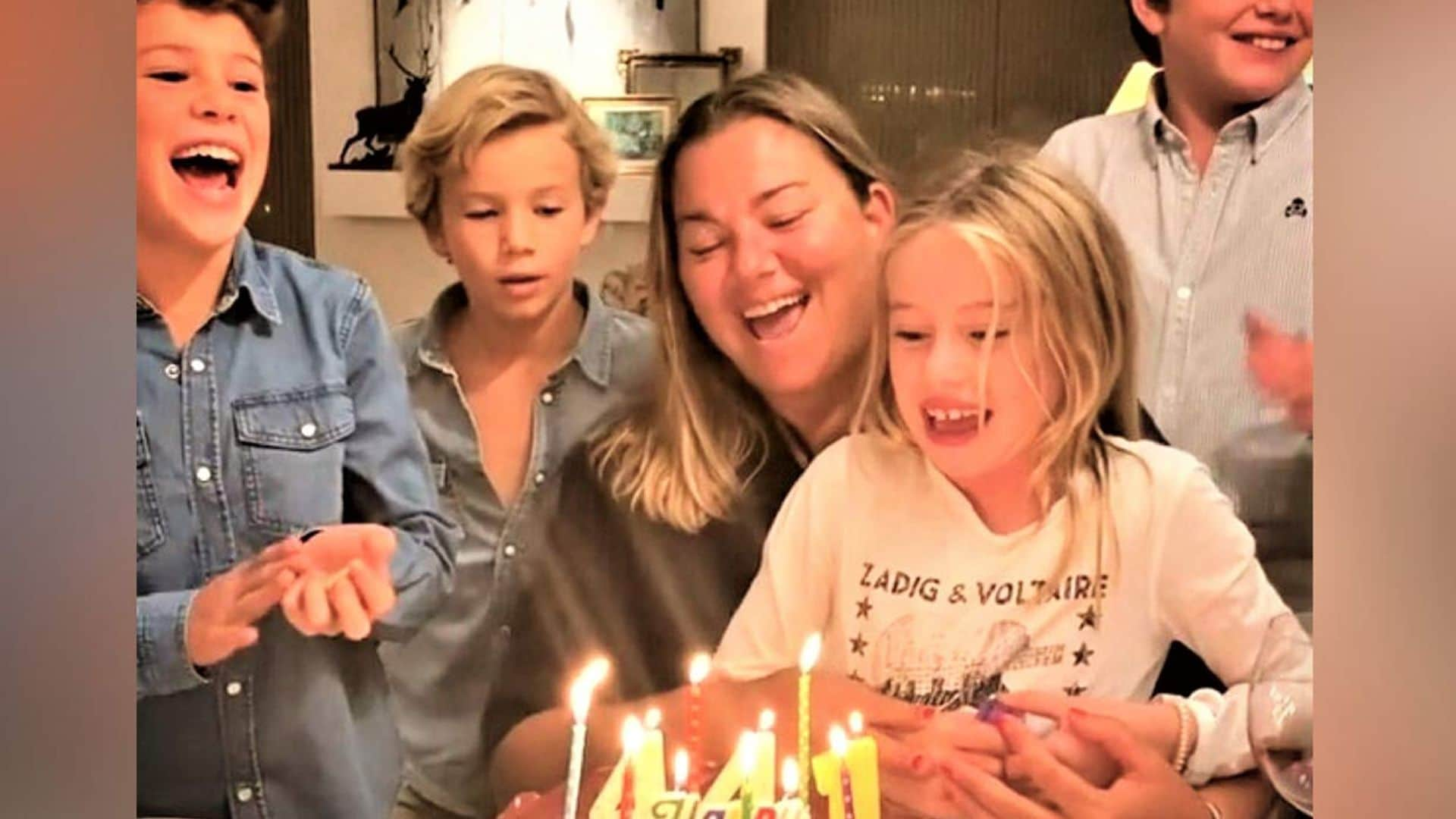 ¡Qué divertida locura! Caritina Goyanes sopla las velas mientras todos los niños de la familia le cantan el ‘Cumpleaños Feliz'