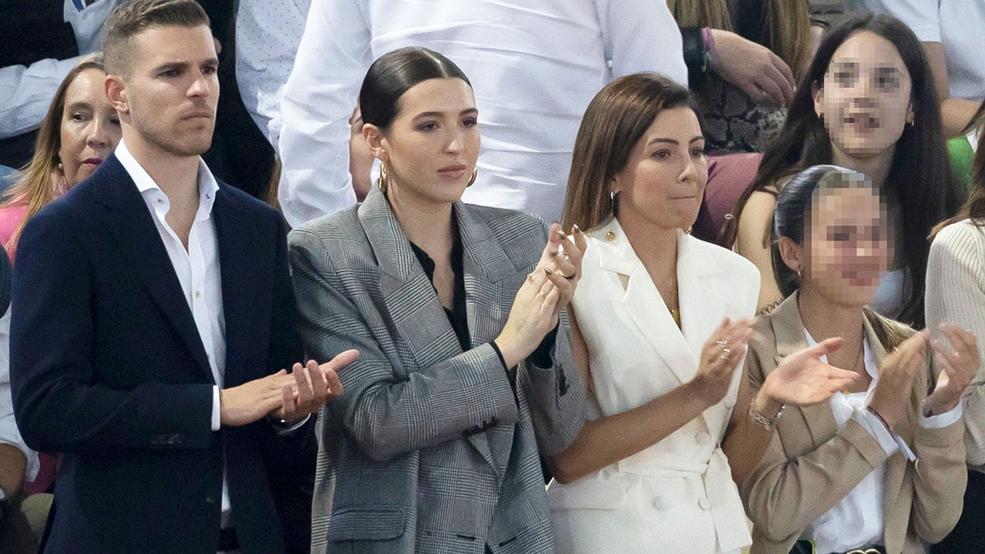 El susto de Virginia Troconis y Alba Díaz tras ver en directo la cogida de Manuel Díaz 'El Cordobés'