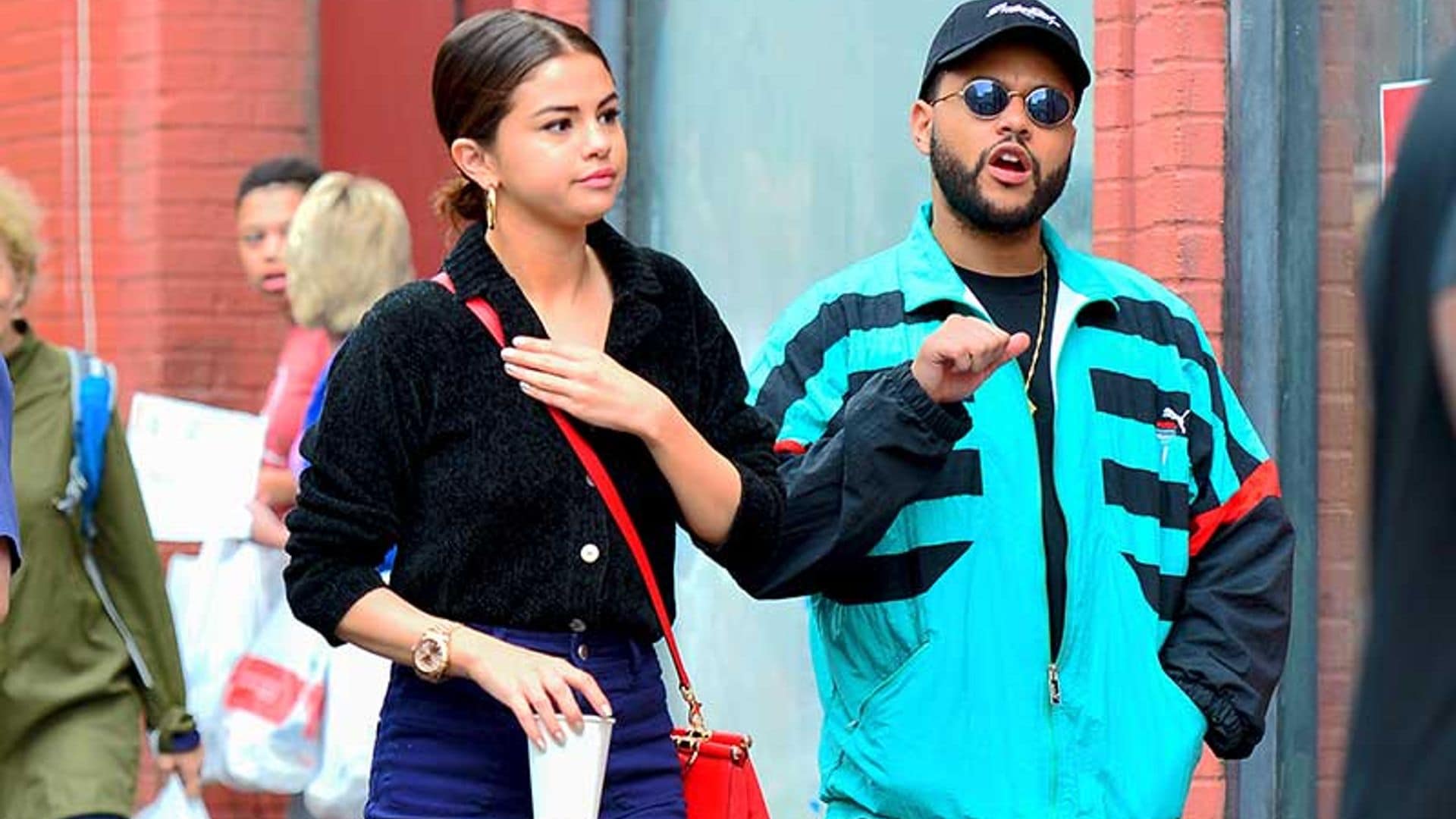 Selena Gomez presume de estilo setentero en un paseo con The Weeknd