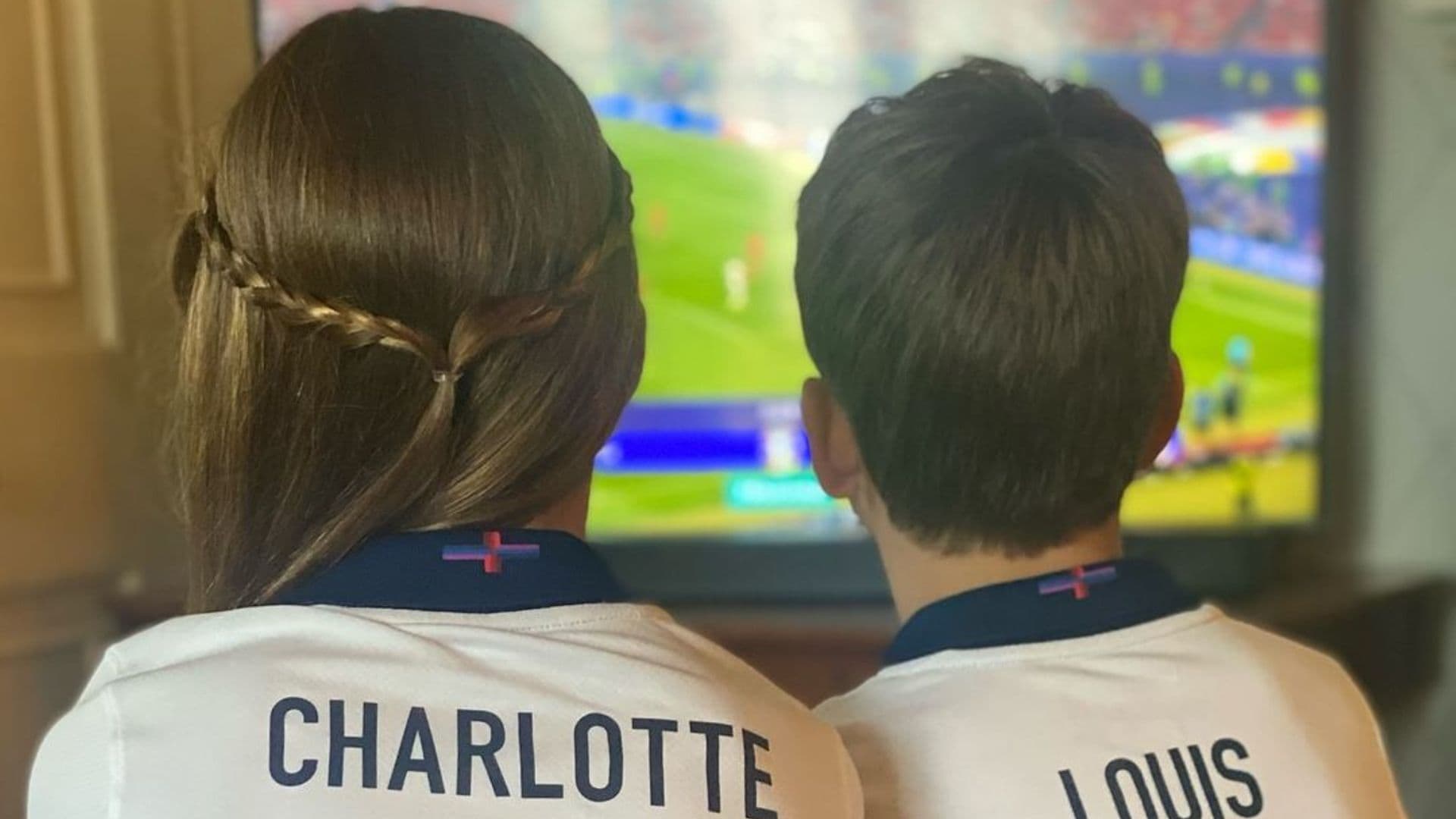 Charlotte y Louis vieron la final de la Eurocopa desde casa perfectamente equipados con las camisetas de la selección inglesa