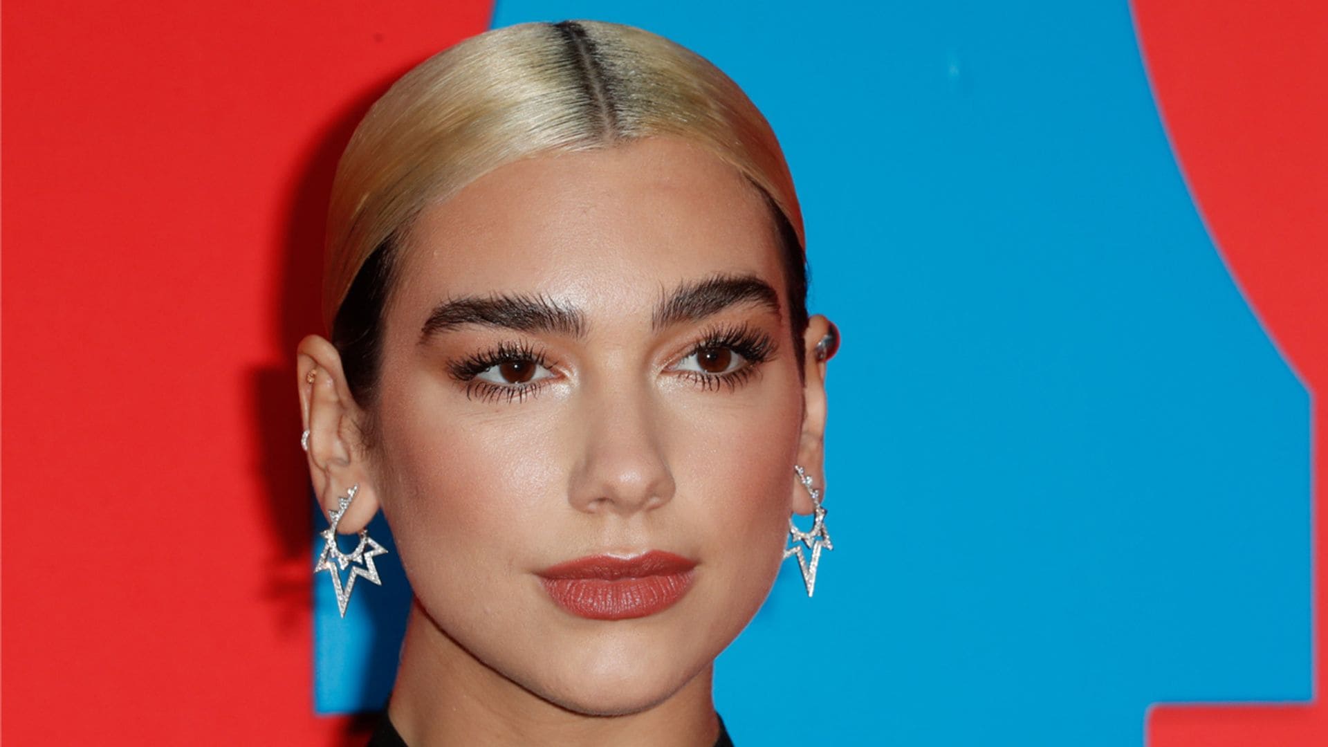 Dua Lipa anuncia el título de su nuevo disco ¡con un tatuaje!