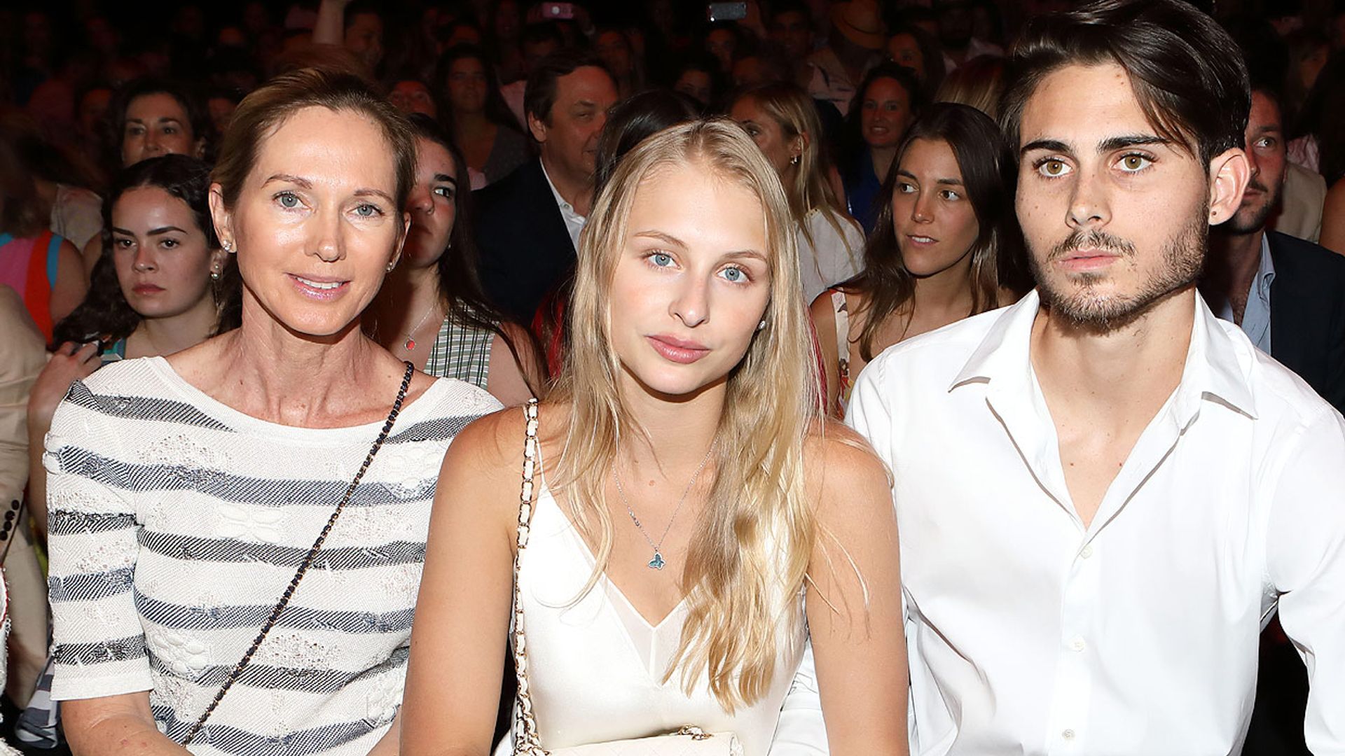 Miranda Rijnsburger, con su hijo Miguel y su novia en el 'front row' de Agatha Ruiz De La Prada