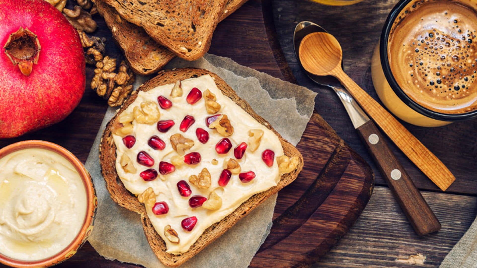 Tostadas de 'hummus', nueces y granada