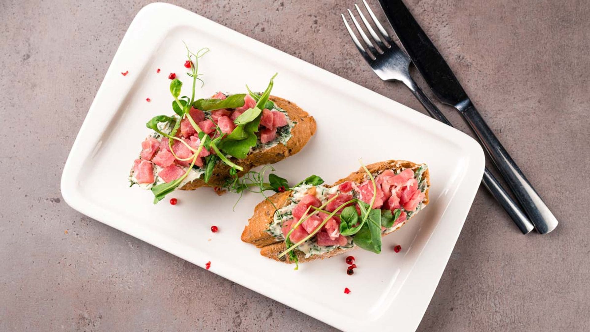 'Bruschetta' de atun rojo con mantequilla a las finas hierbas