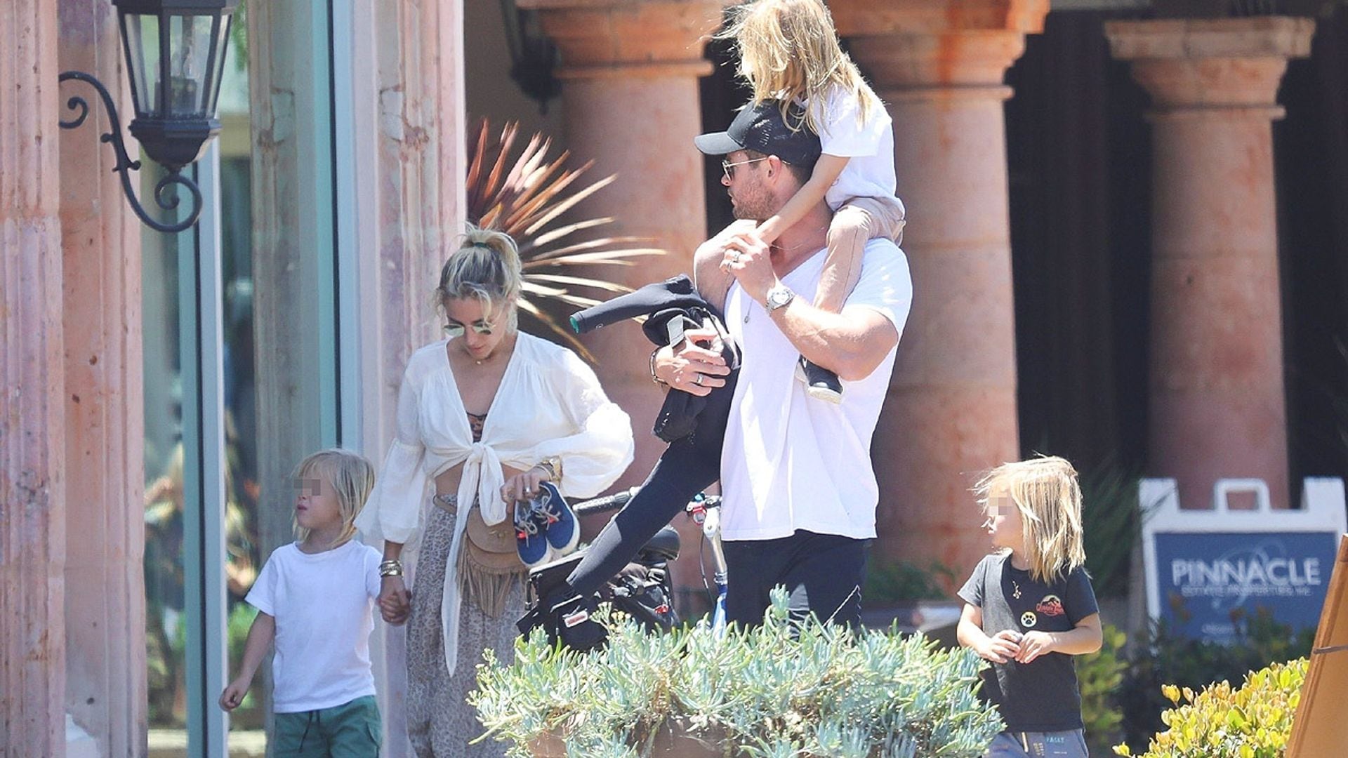 EXCLUSIVA: De España a Estados Unidos, Elsa Pataky y Chris Hemsworth recorren el mundo con sus hijos