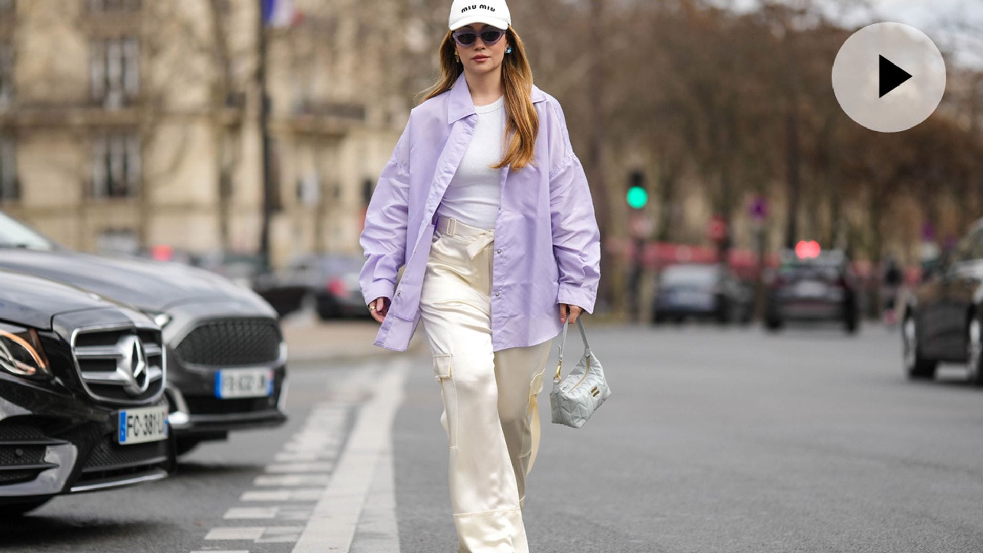 Cinco formas de llevar una gorra deportiva en looks elegantes