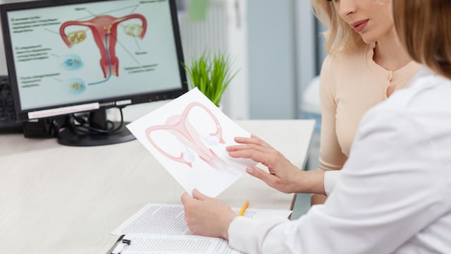 mujer en la consulta del ginec logo