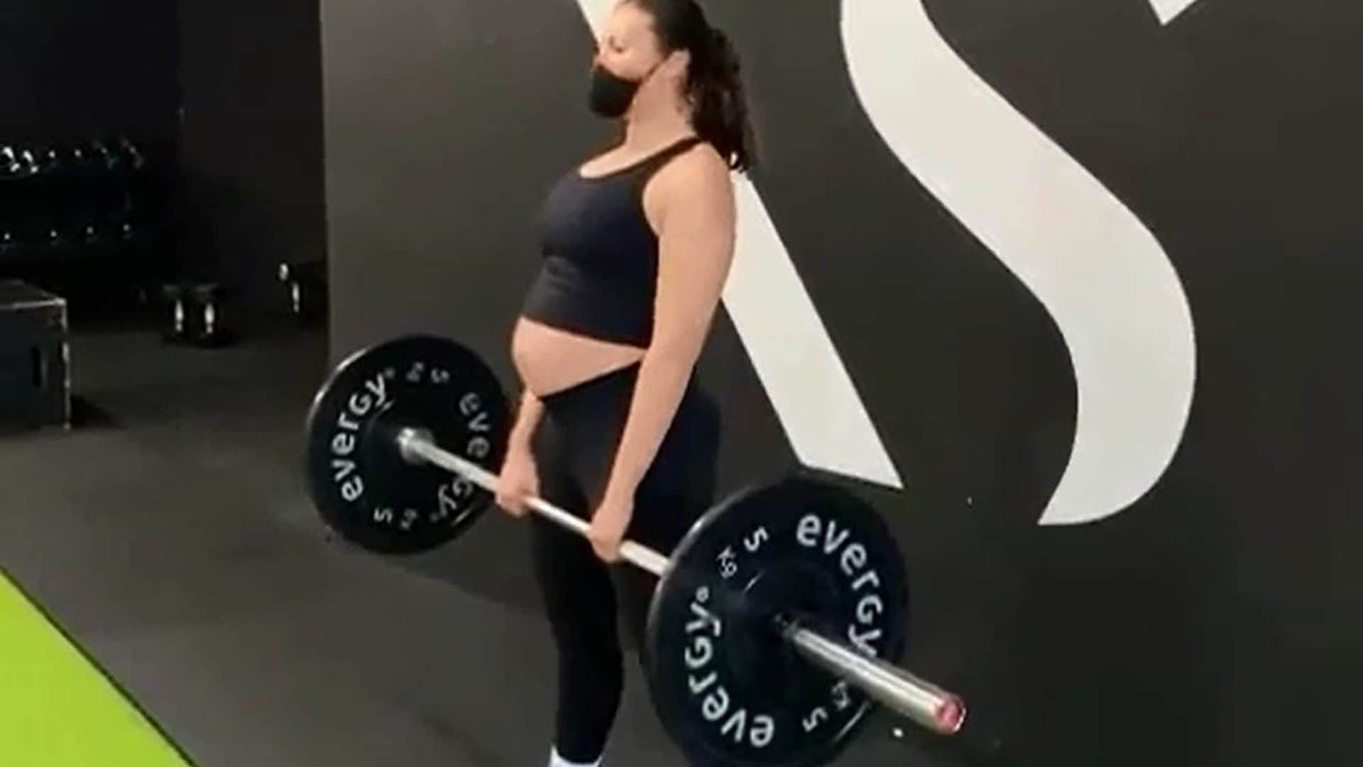 Jessica Bueno, toda una 'Wonder-Mamá' levantando pesas en su sexto mes de embarazo