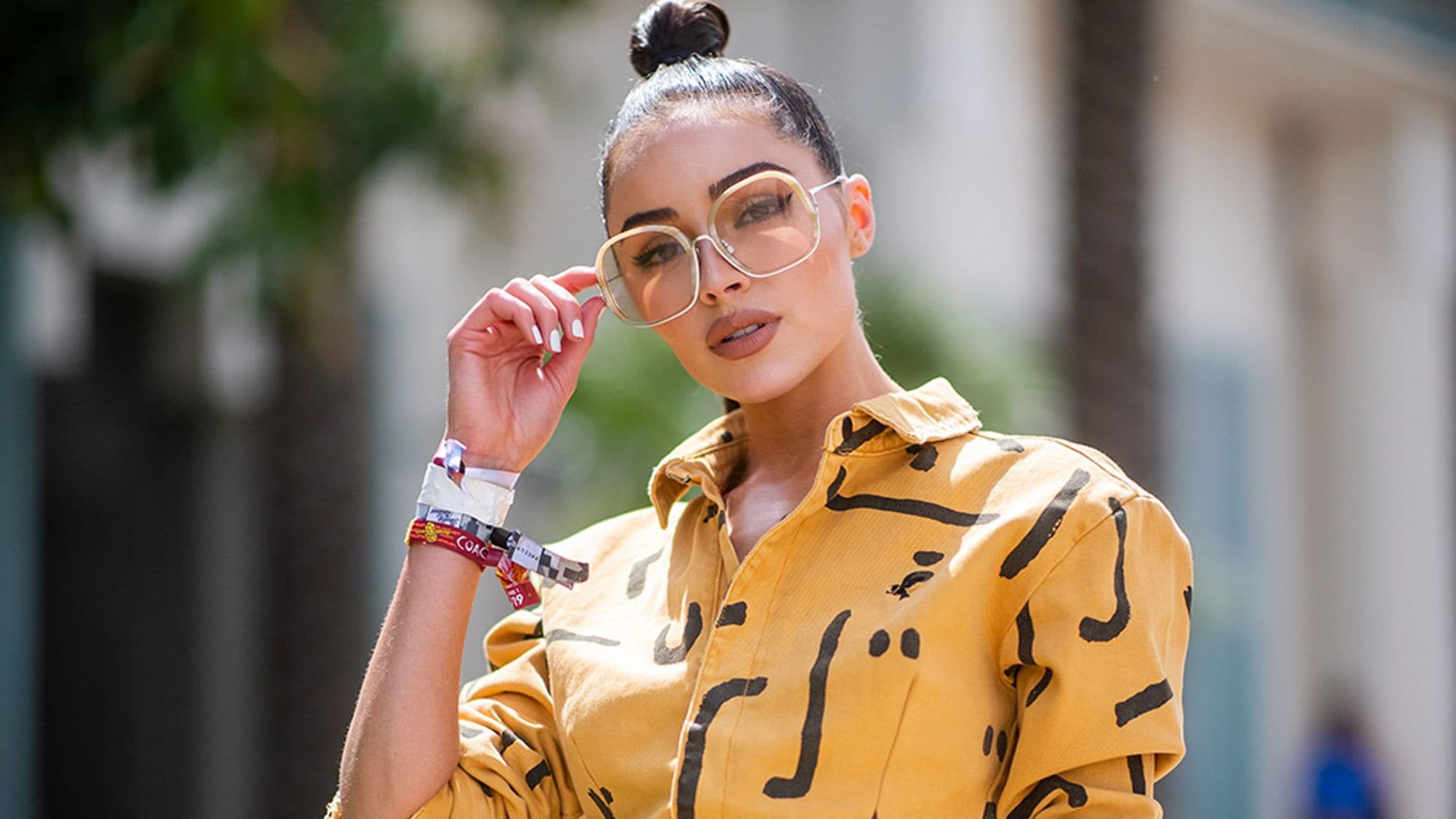 Olivia Culpo reinventa el look safari con el estampado animal más sutil