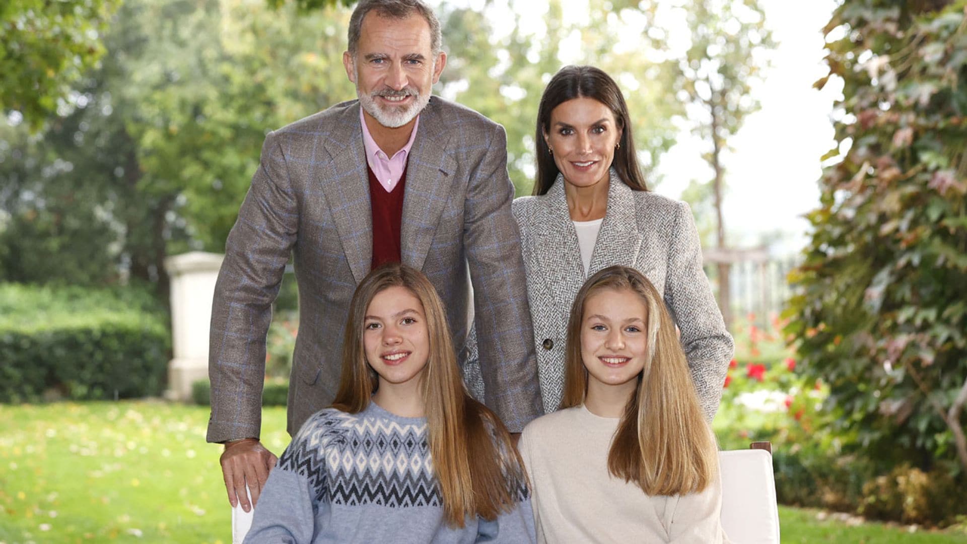 La Reina y sus hijas lucen sus básicos de moda imprescindibles en el retrato navideño