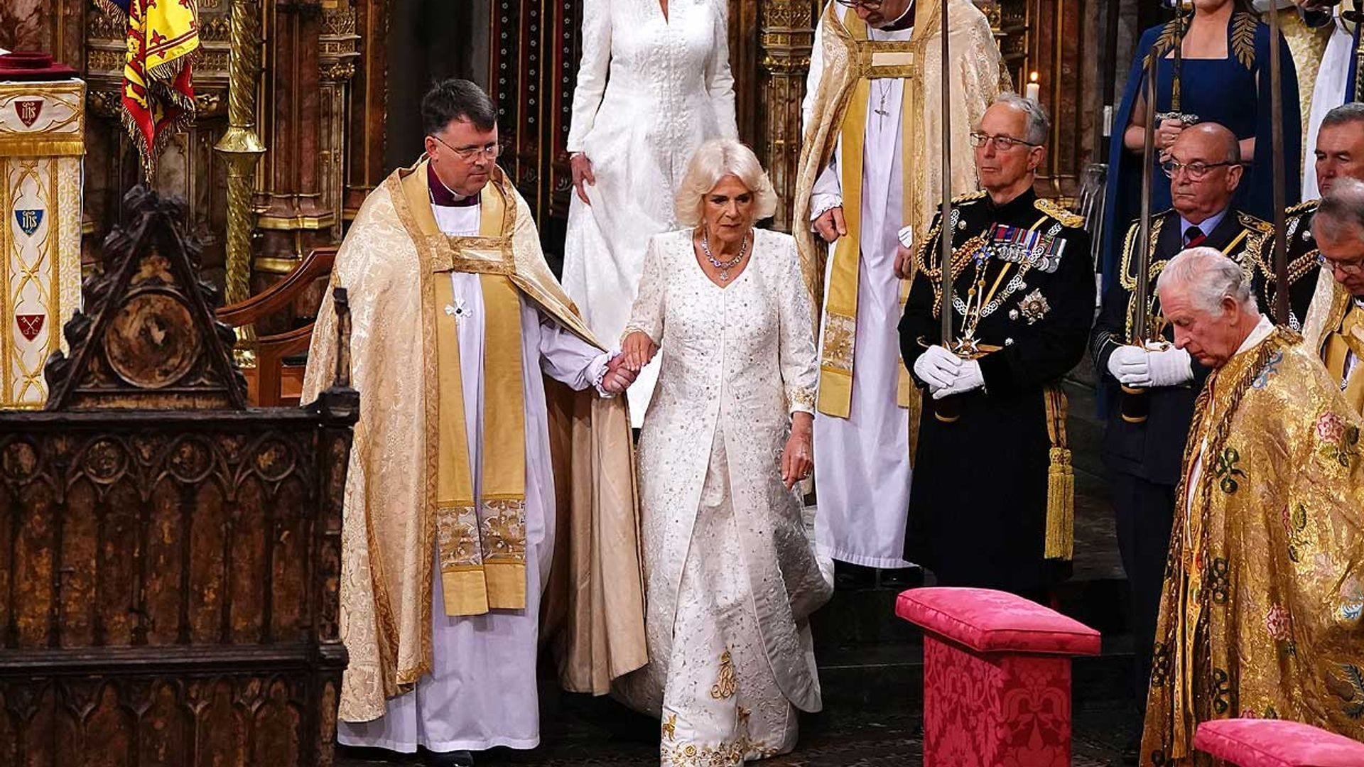 Los homenajes a su familia y a sus mascotas que escondía el vestido de coronación de la reina Camilla