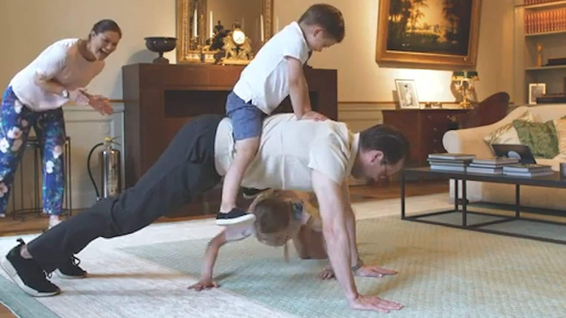 El divertido momento en el que los príncipes Estelle y Oscar ponen a su padre a hacer deporte