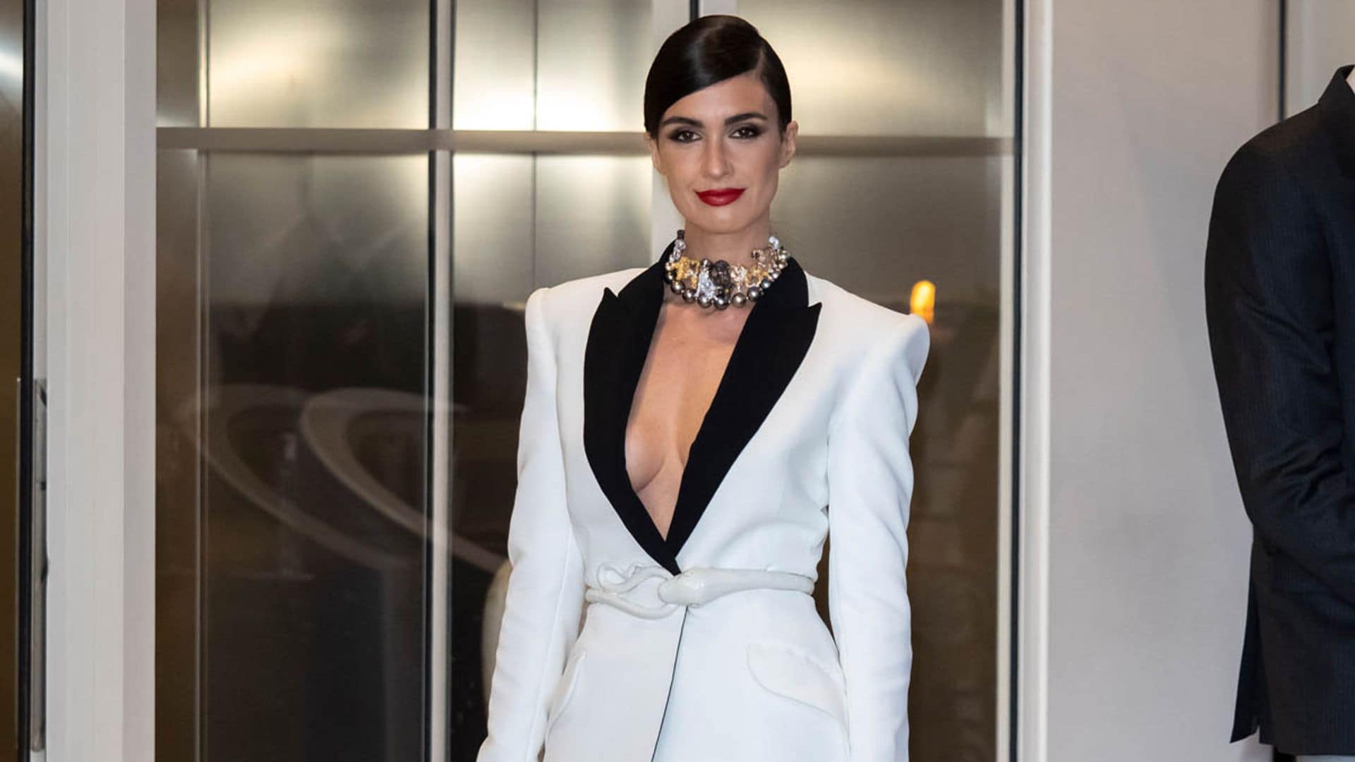 Paz Vega demuestra en Cannes que un traje de chaqueta puede ser más 'sexy' que cualquier vestido