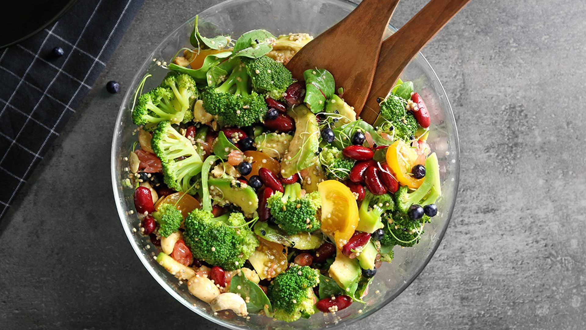 Ensalada de alubias rojas con brócoli y aguacate