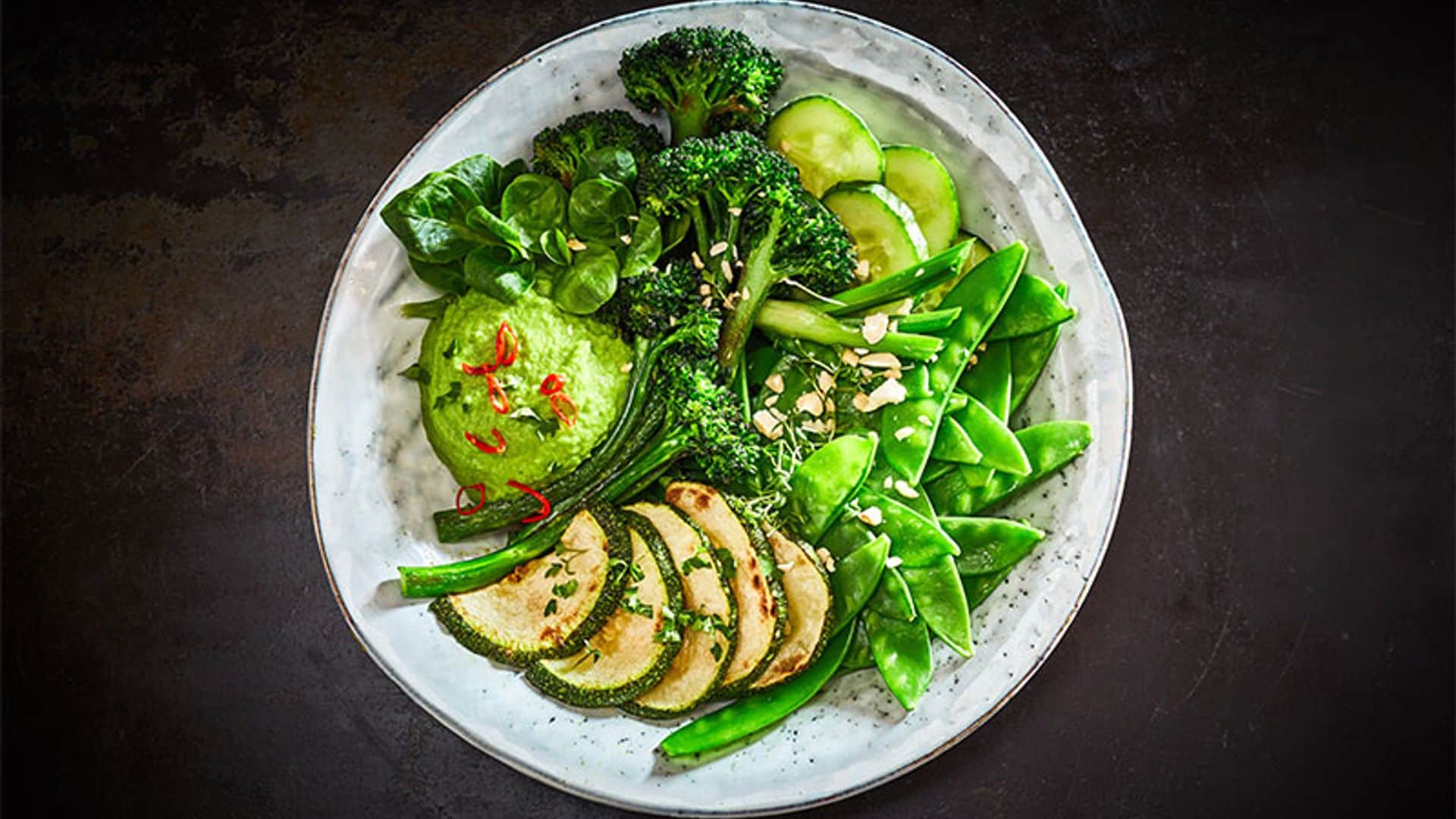 Bol saludable con brócoli, calabacín y tirabeques