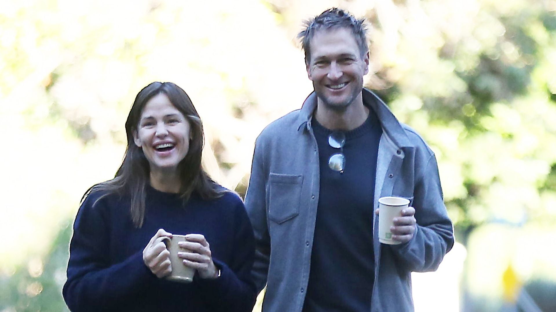 Ajenos a los rumores, Jennifer Garner y su novio son captados en actitud cariñosa