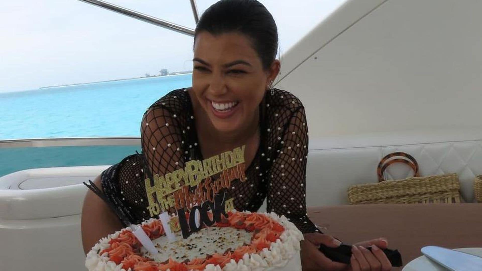 Con siete pasteles, Kourtney Kardashian celebra por adelantado sus 45 años