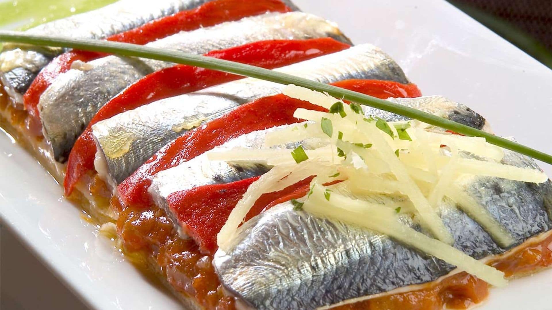 Coca de sardinas en jengibre con pimientos y tomate dulce