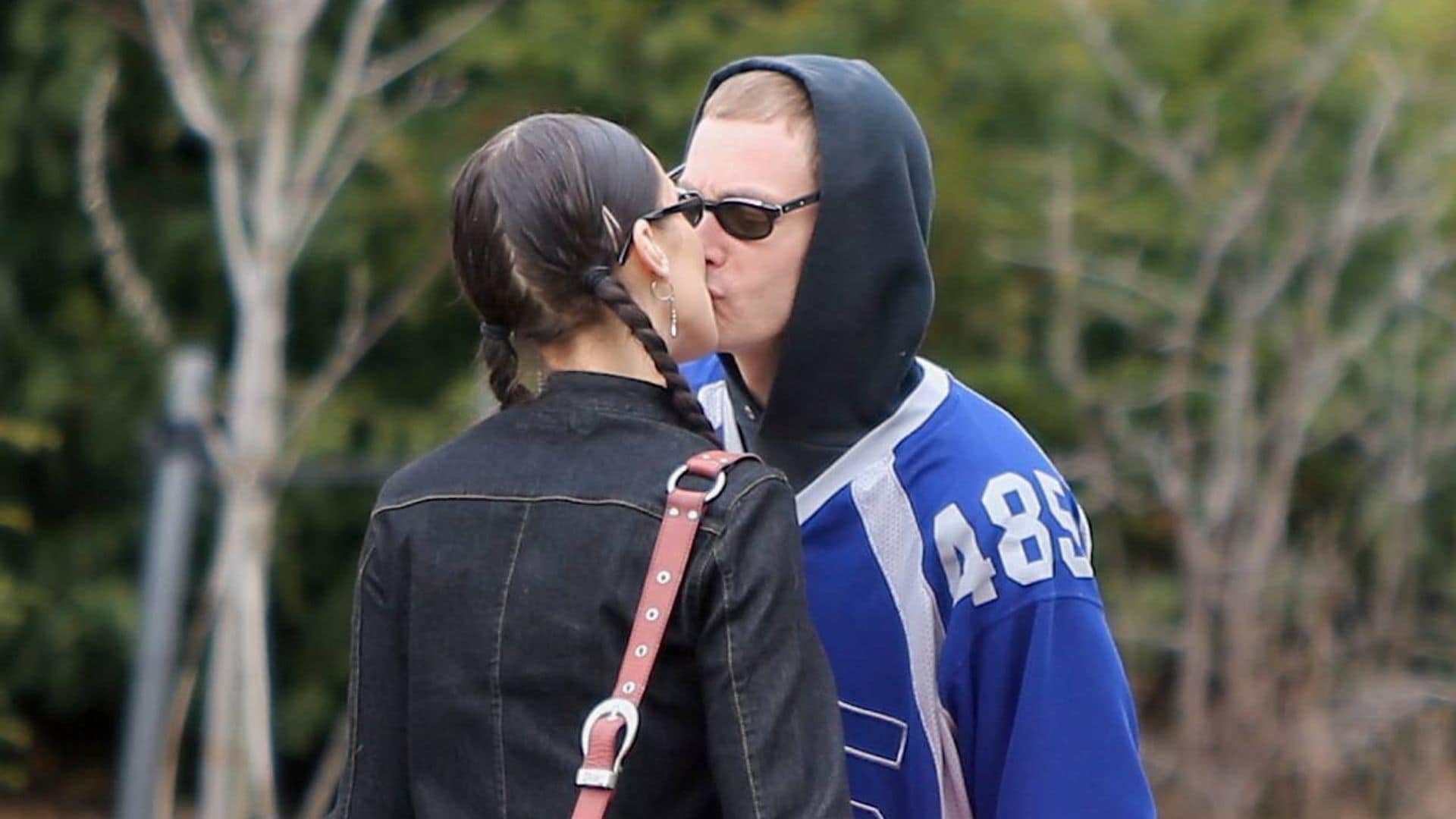 El romántico día (con beso incluido) de Bella Hadid y su novio en el parque