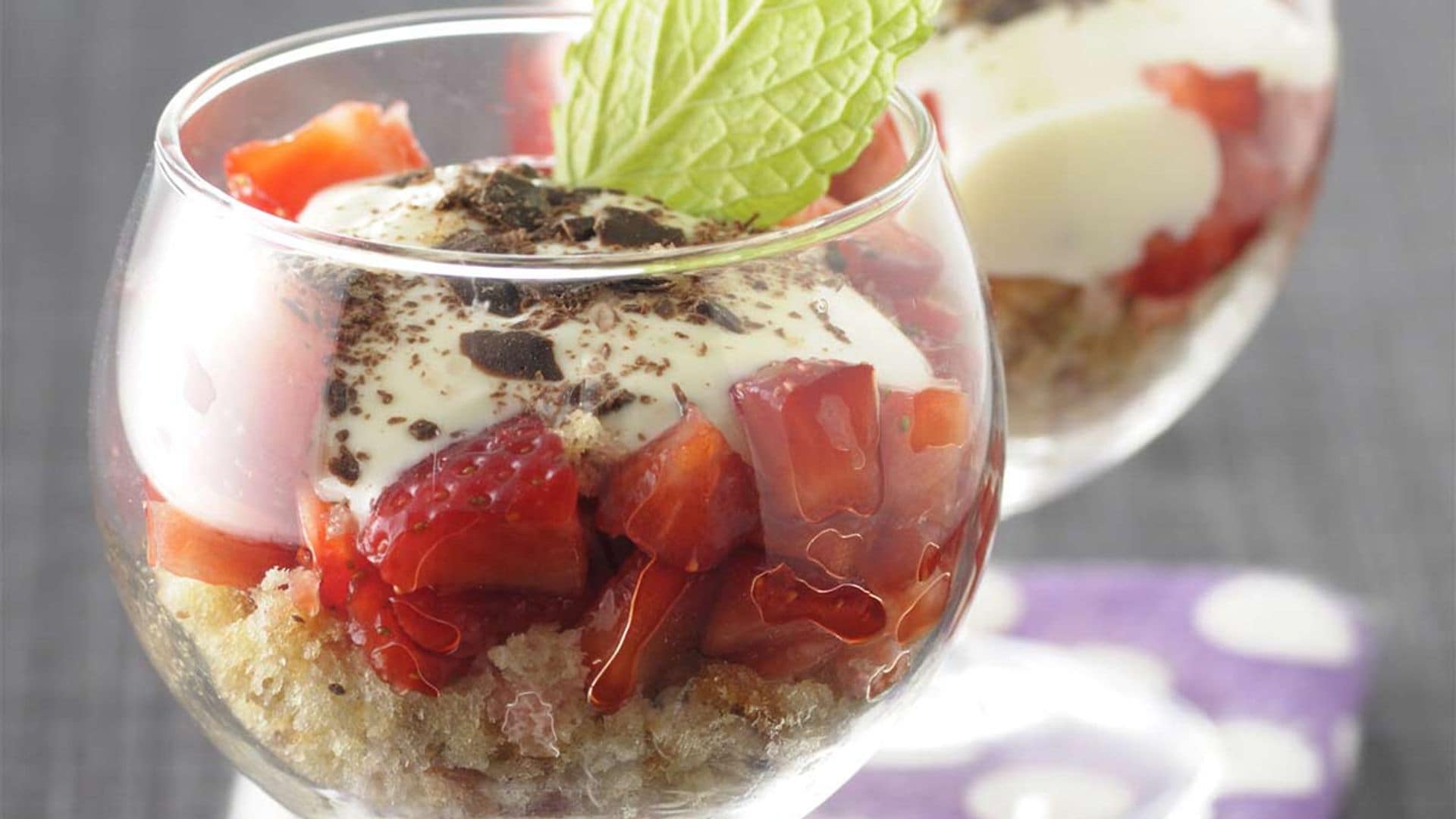 Copa de mascarpone, fresas y yogur