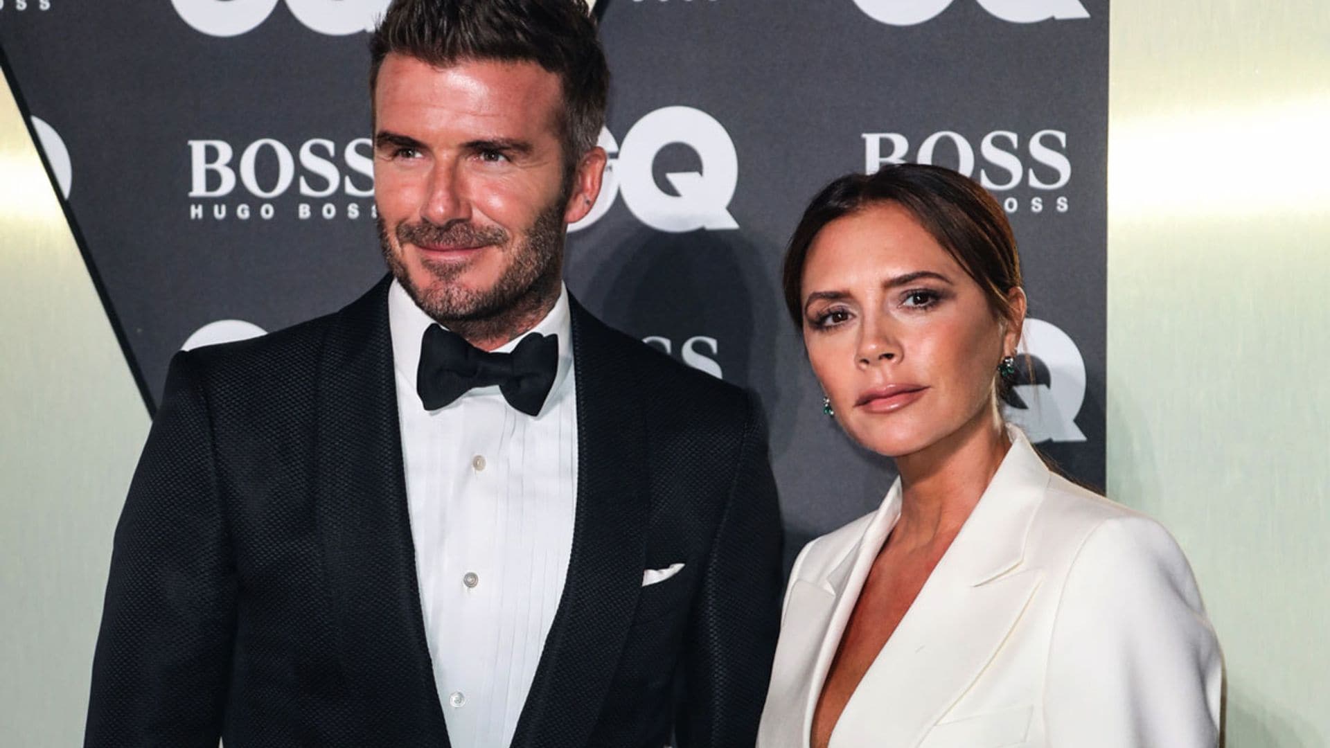 'Besos navideños de los Beckham': El posado de Navidad de Victoria y David con la familia al completo