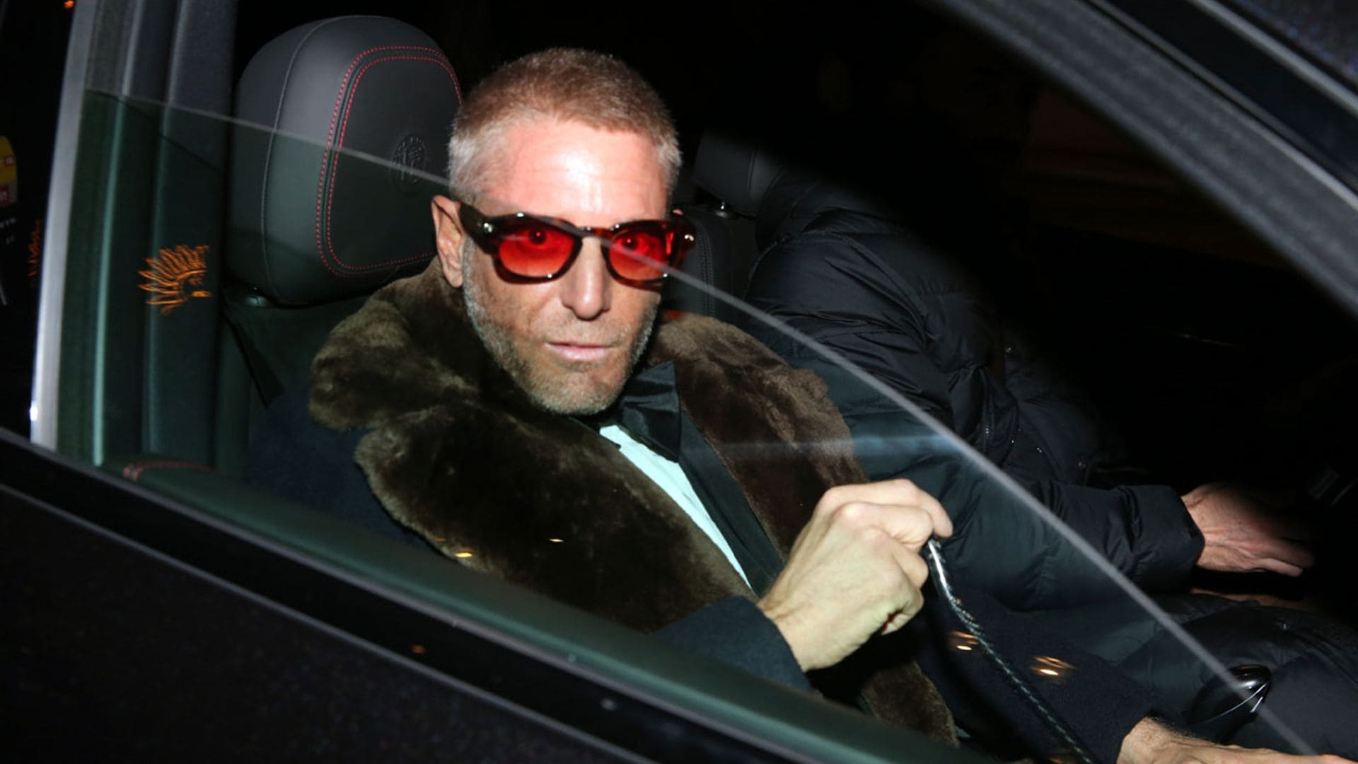 Lapo Elkann acude a la boda de Stavros Niarchos tras el accidente que le mantiene en silla de ruedas