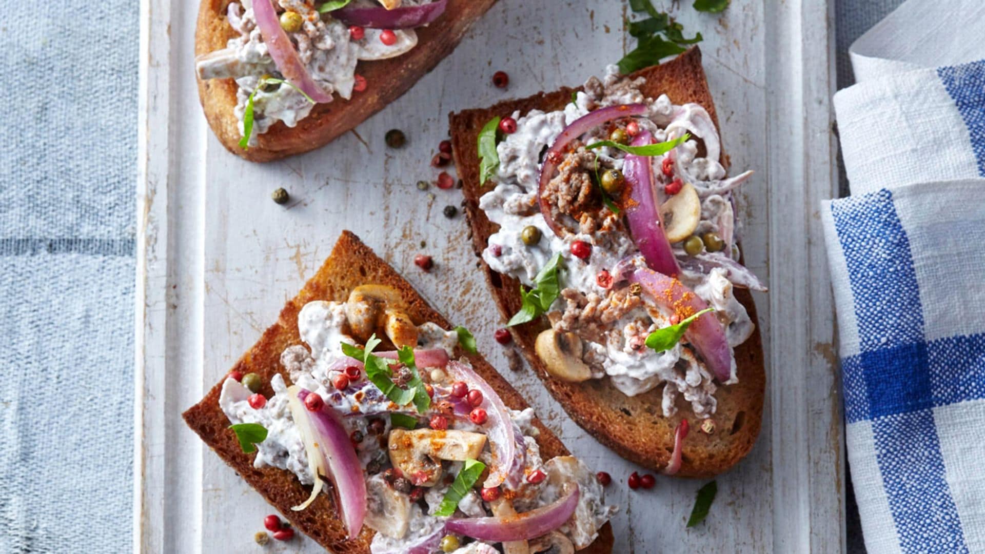 Tostas de bacalao con nueces y champiñones