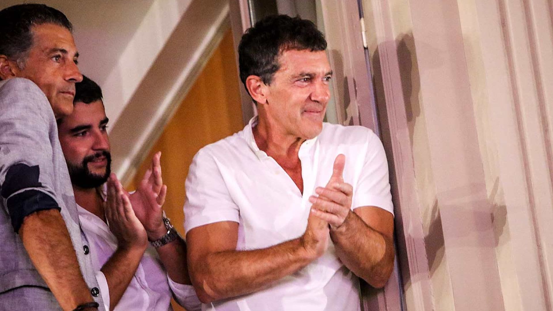 Antonio Banderas admira desde la barrera el primer desfile de Nicole Kimpel y su hermana Barbara