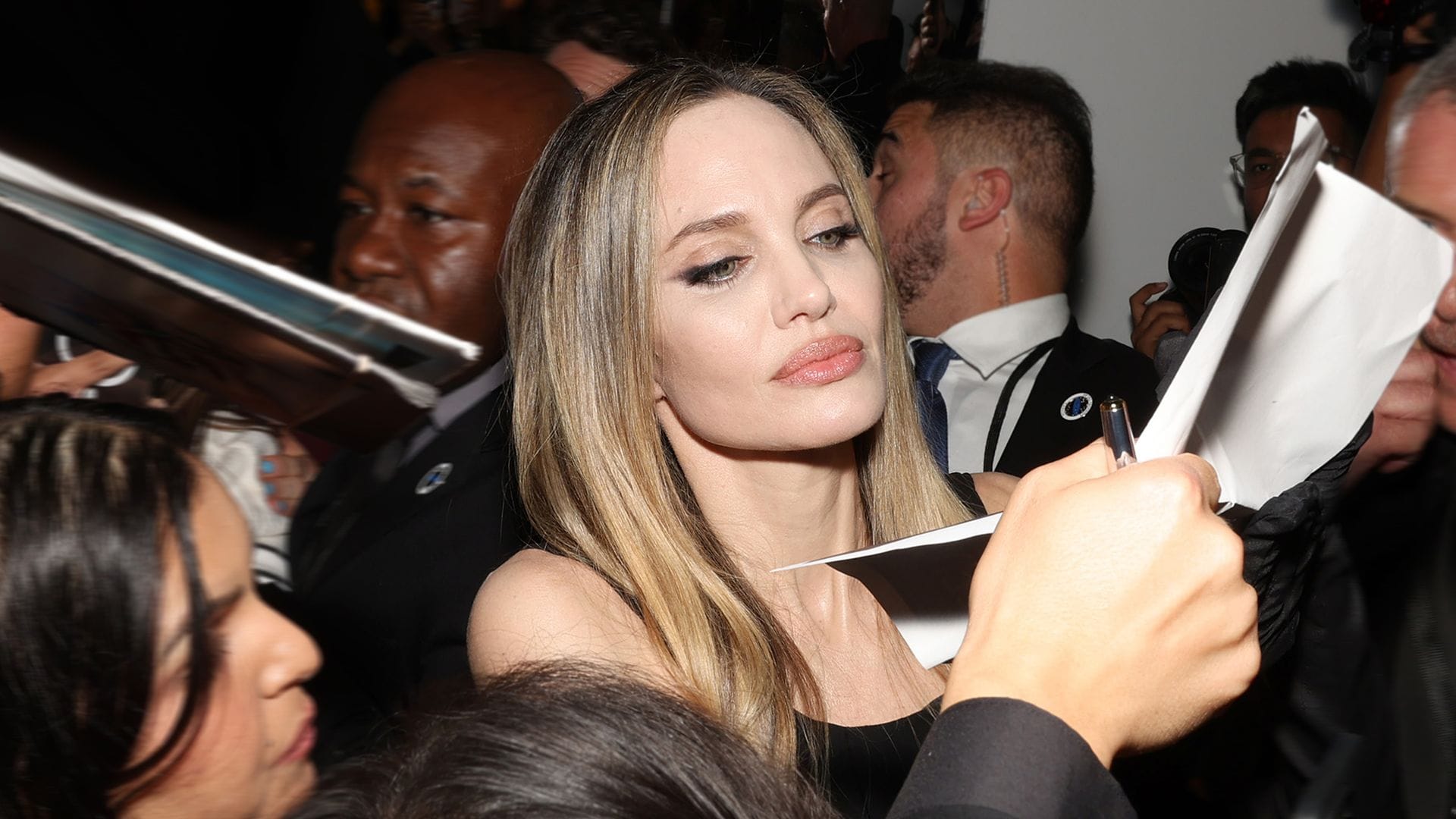 La reacción de Angelina Jolie cuando un fan le pide que le firme un póster de… ¡Brad Pitt!