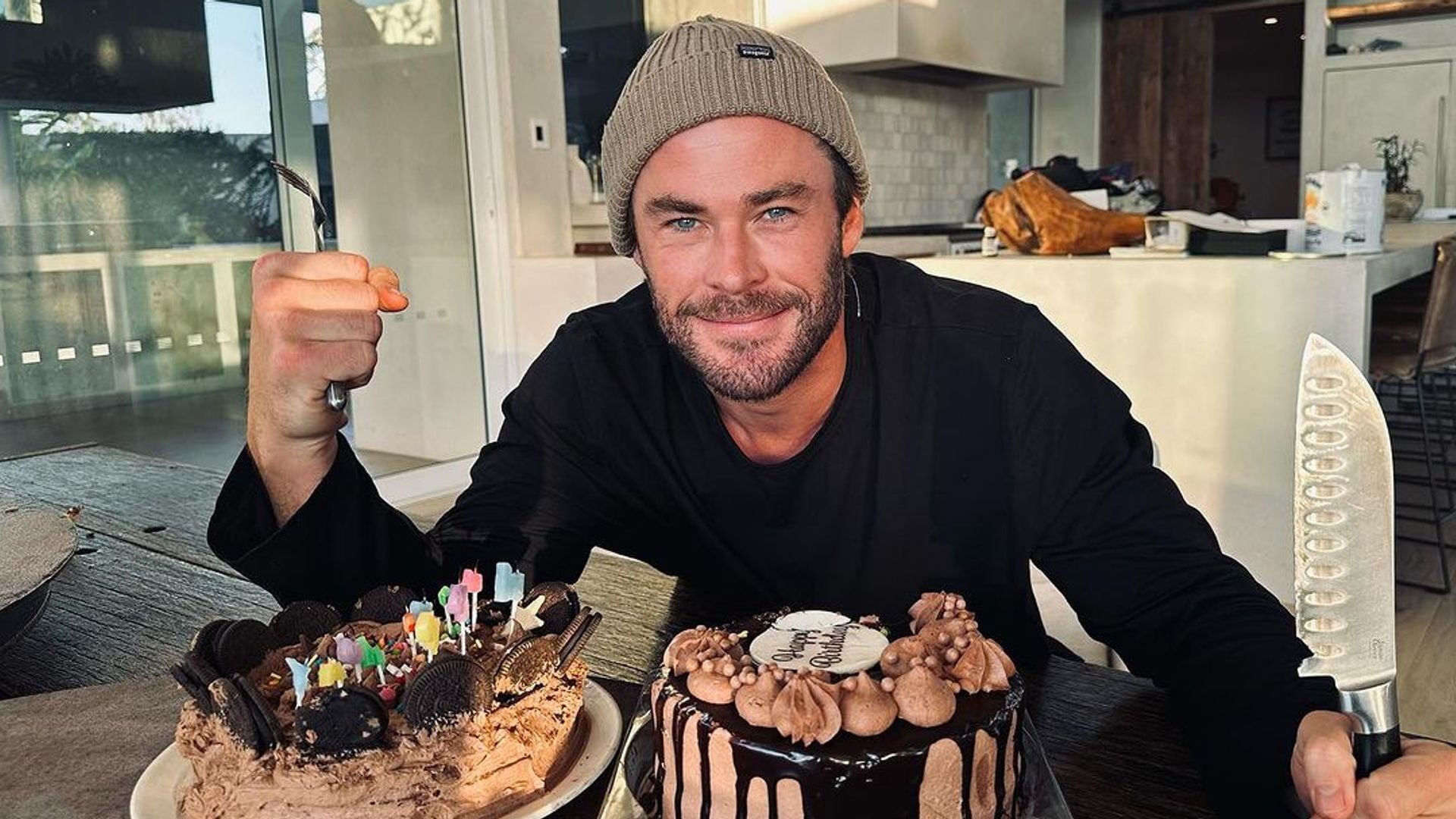 Las divertidas imágenes de Chris Hemsworth celebrando su cumpleaños solo y con una tarta de supermercado