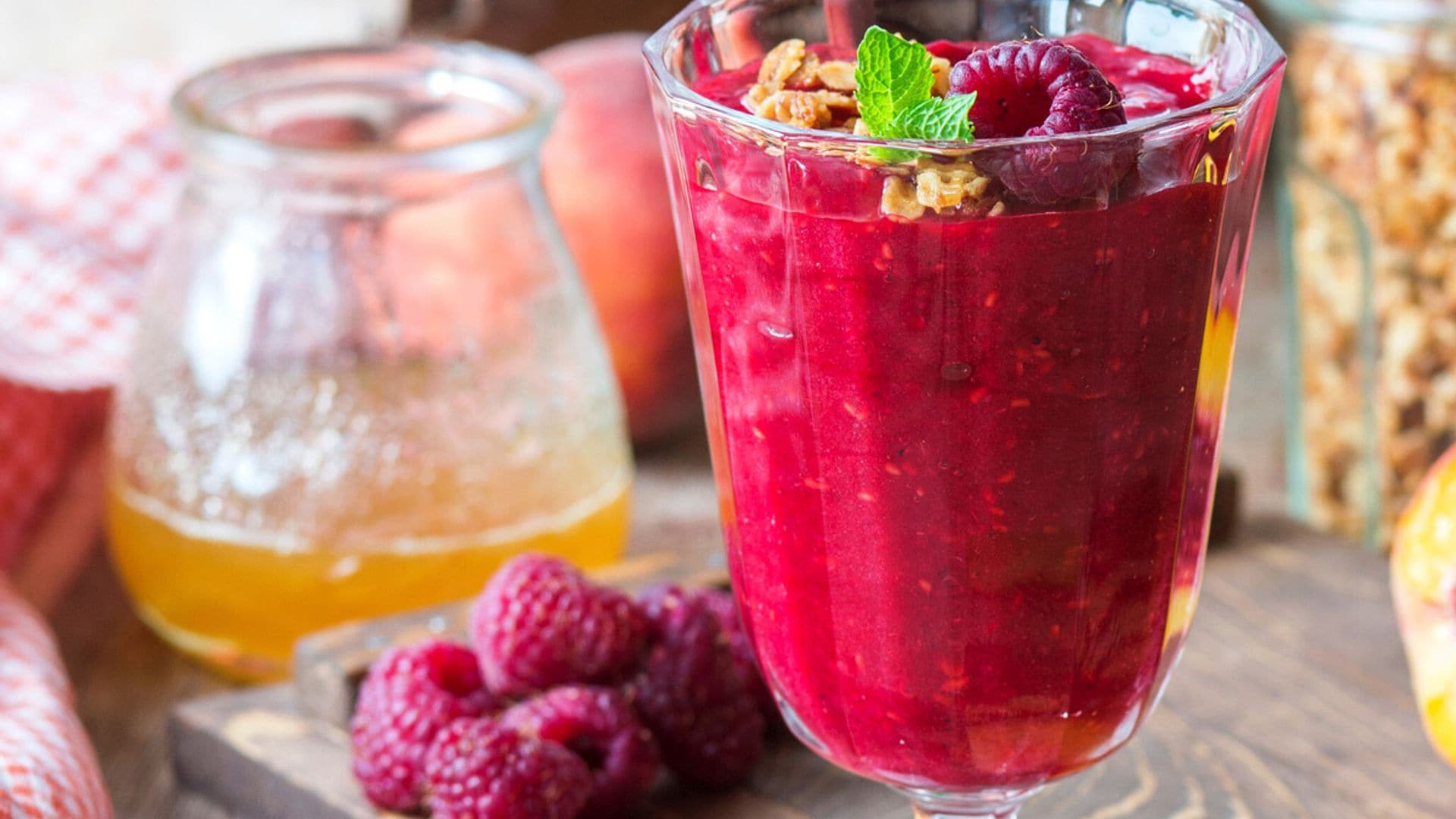 Batido de frambuesa y melocotón con granola