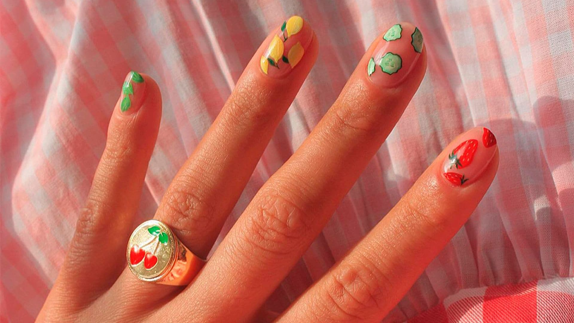 'Fruity nails': 12 ideas para enamorarte de la manicura de tendencia más divertida del verano