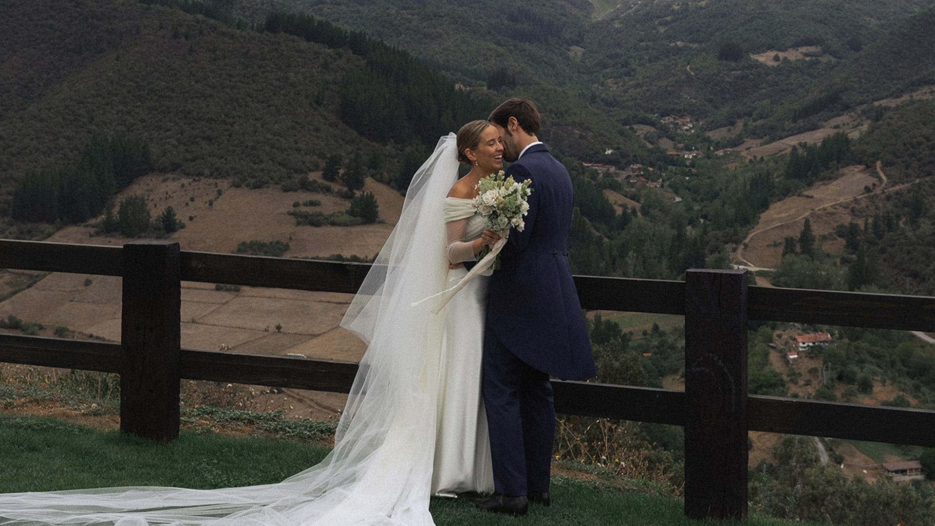 Eugenia, la novia velada que se casó con un vestido de satén y mangas de tul en los Picos de Europa