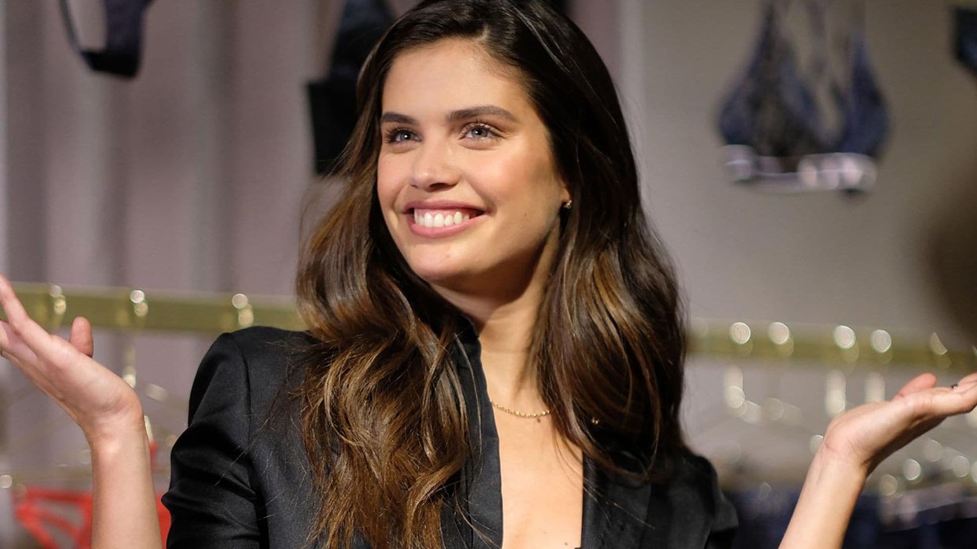 El revelador posado del ángel Sara Sampaio en bikini y sin maquillaje