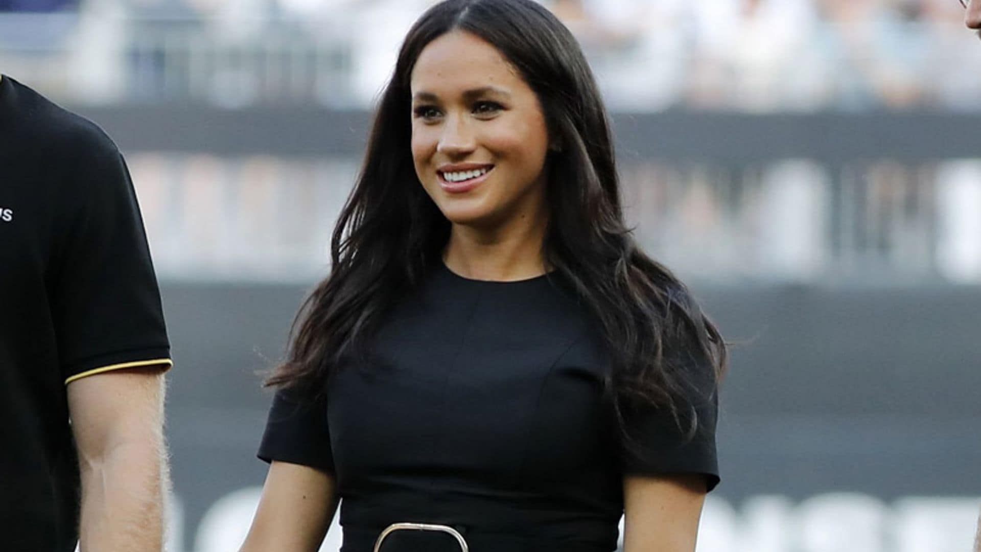 ¡Sorpresa! Meghan Markle reaparece con un minivestido mes y medio después de dar a luz