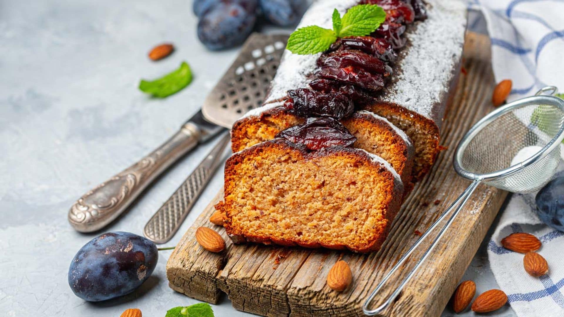 'Plum cake' de almendras con ciruelas confitadas