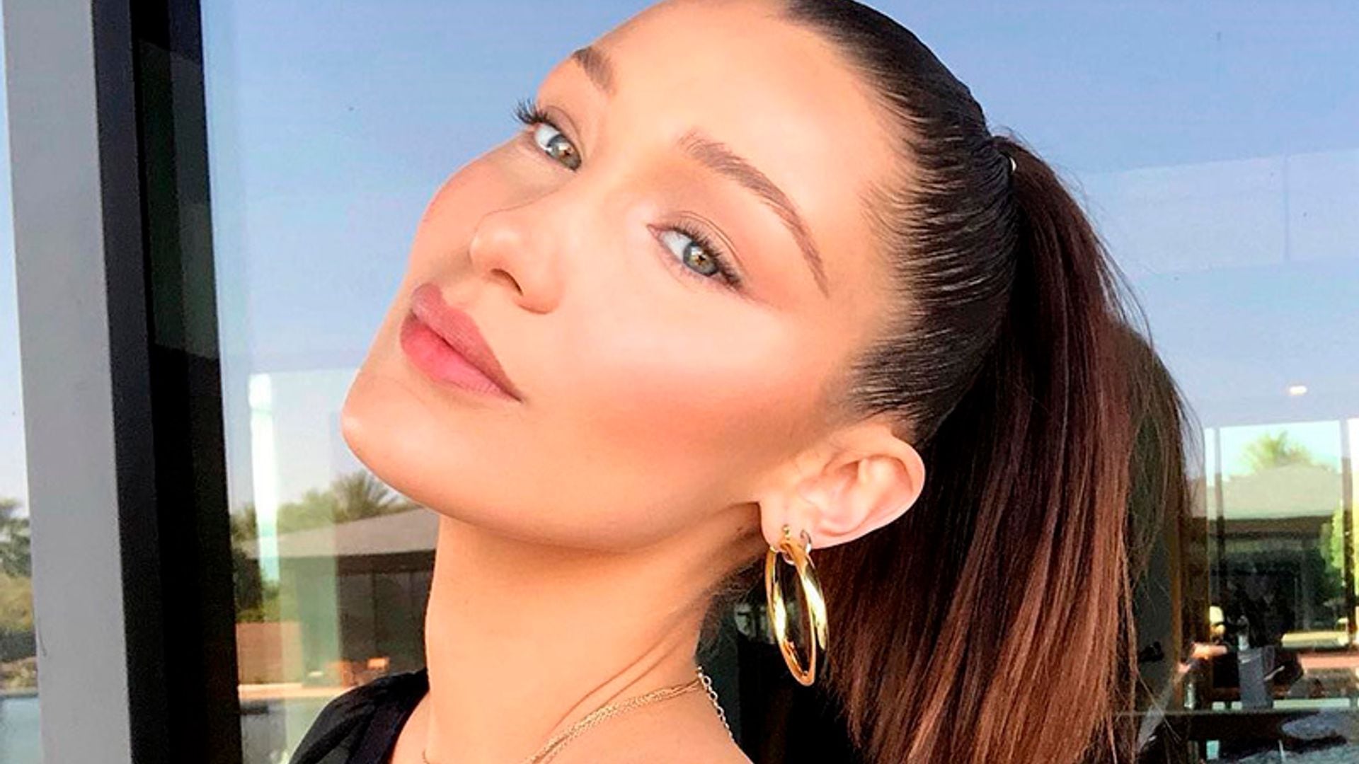 Bella Hadid aplica esta sorprendente técnica para disimular su pelo fino