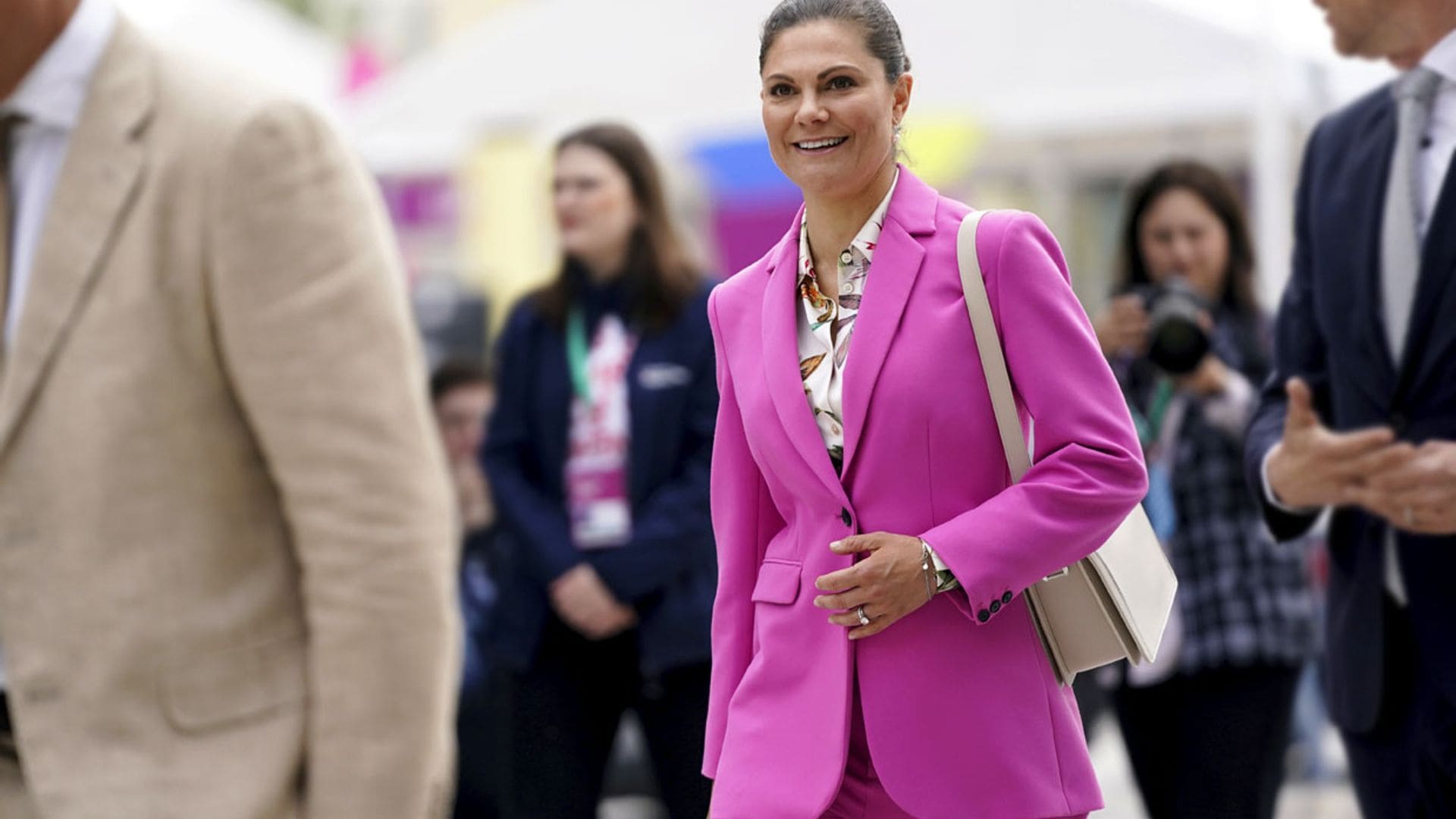 Victoria de Suecia, con la versión más vibrante del traje 'todoterreno' de doña Letizia