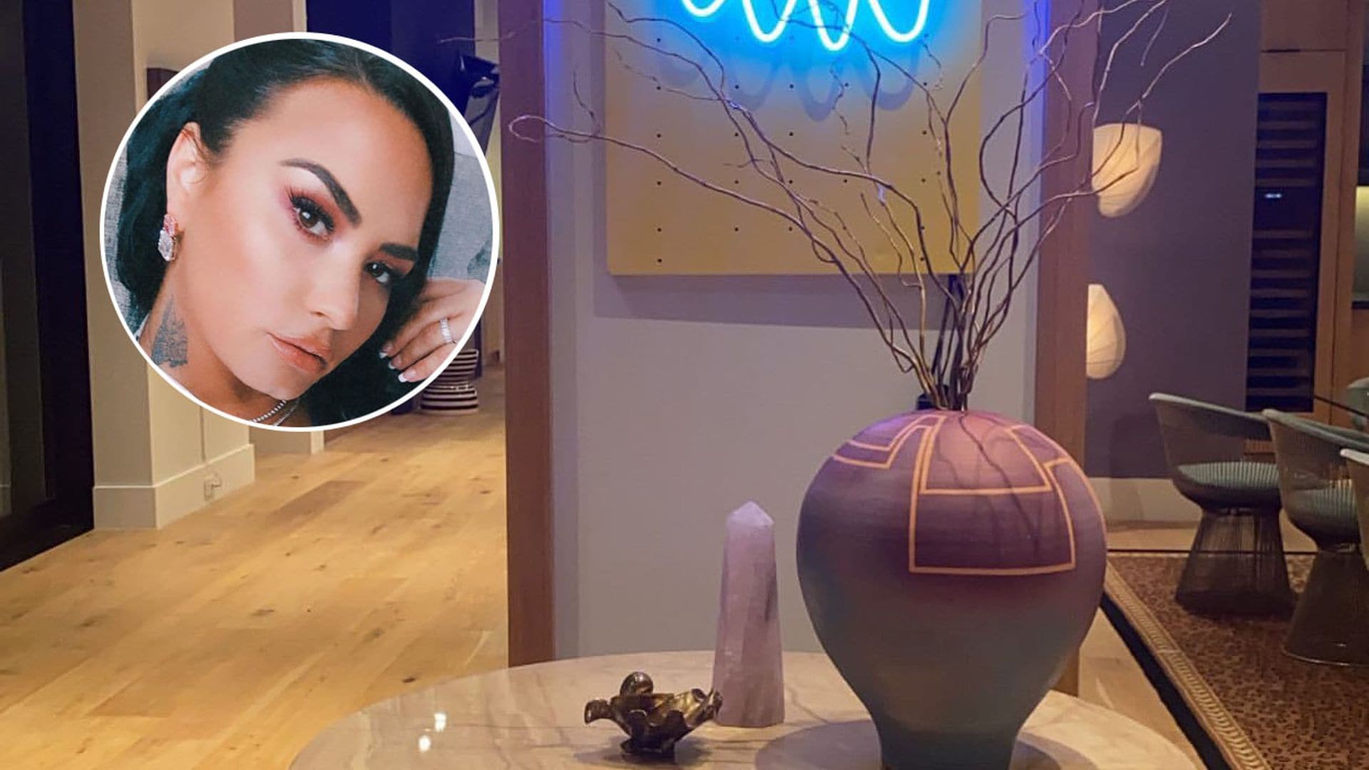 Letras de neón, mensajes y piezas únicas, Demi Lovato enseña la decoración de su nueva casa