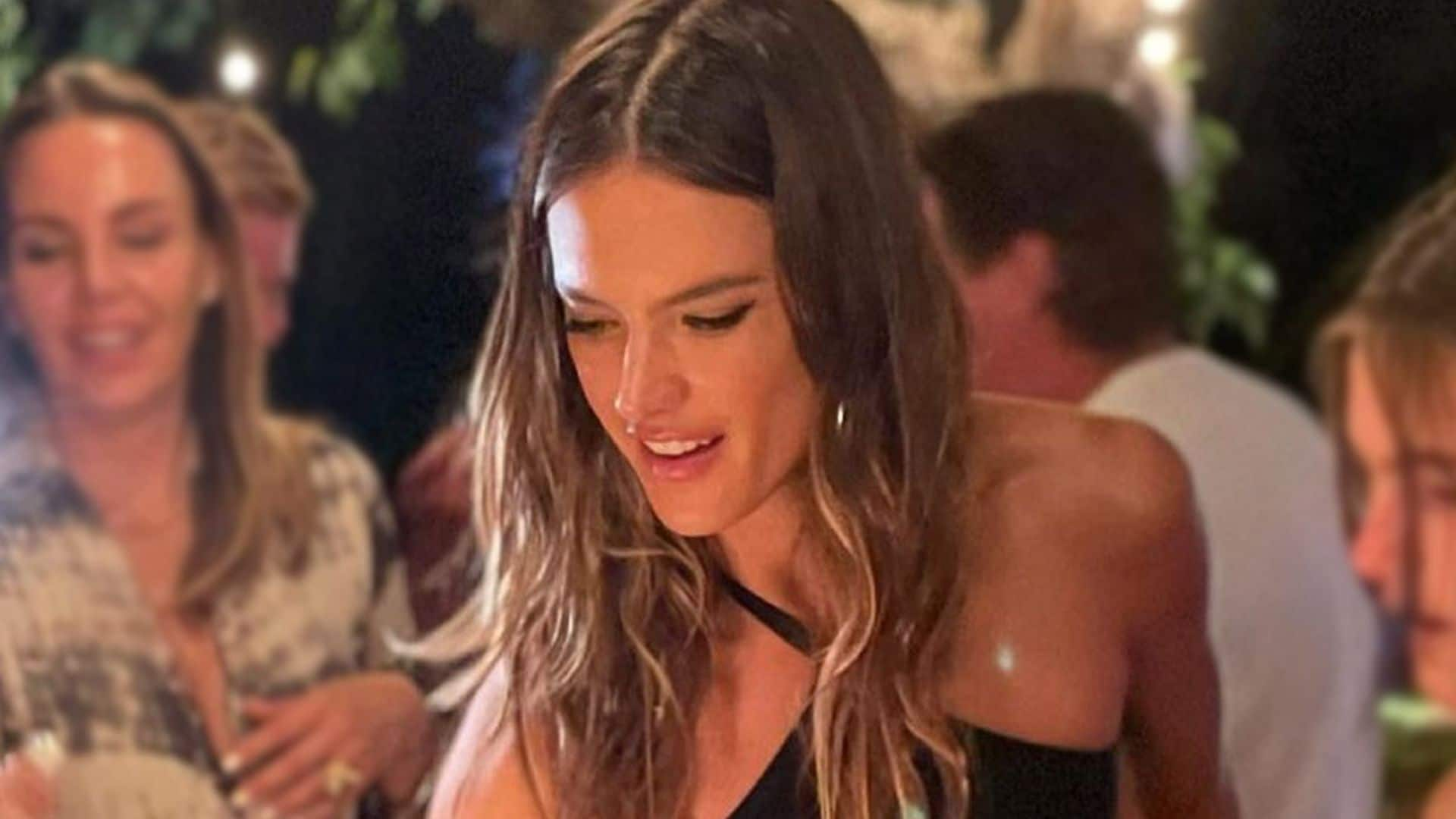 De Venecia a California: Alessandra Ambrosio estrena década con un impactante vestido