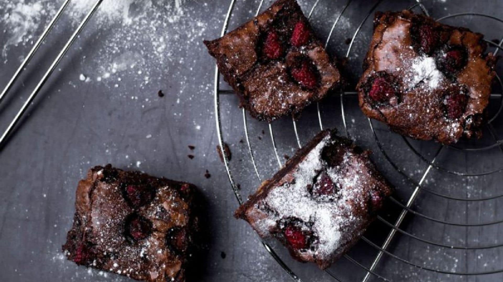 Brownie con frambuesas y almendras