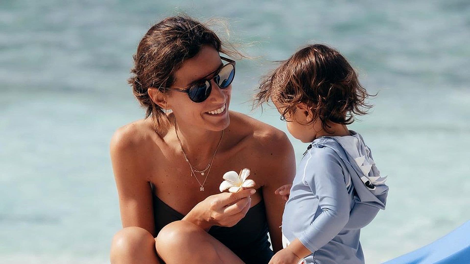 Ana Boyer se derrite con las últimas imágenes de su hijo Mateo: ¡un pequeño surfero en las playas de Doha!