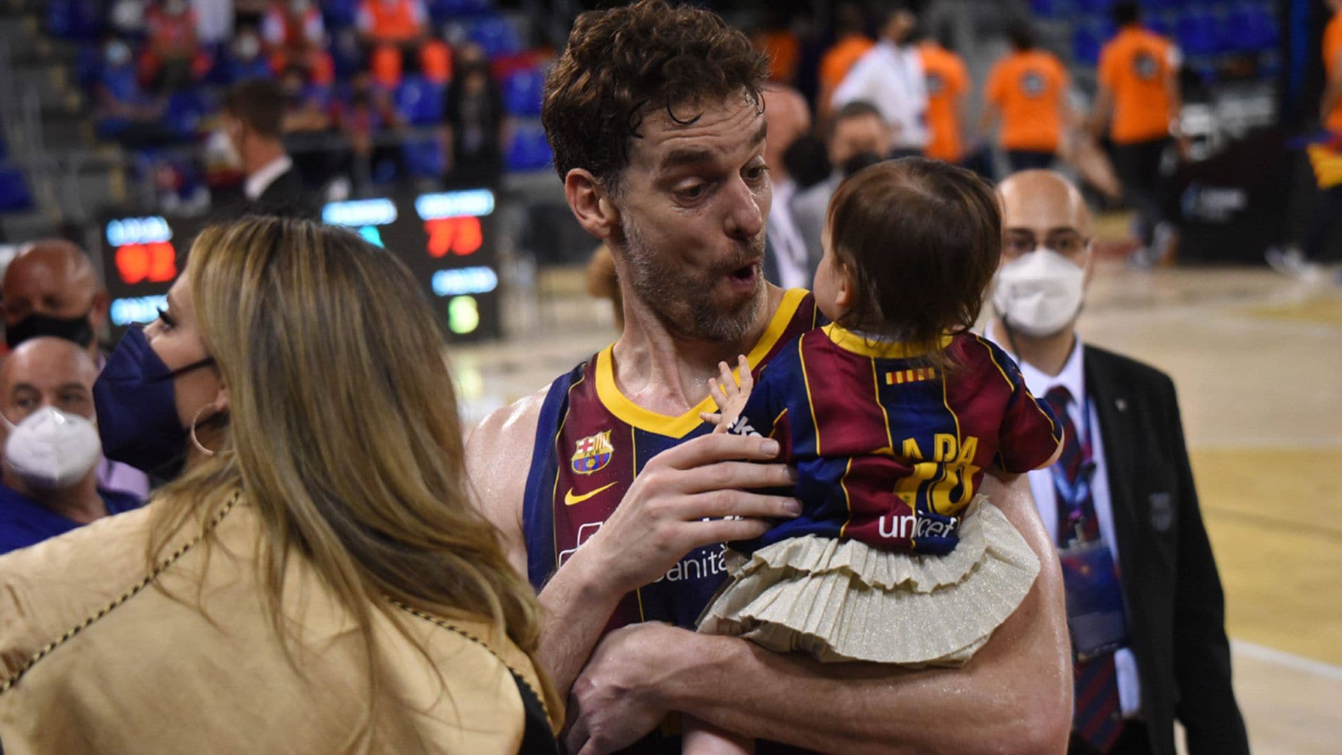 Pau Gasol celebra un nuevo triunfo con su mujer y su hija Ellie en la cancha