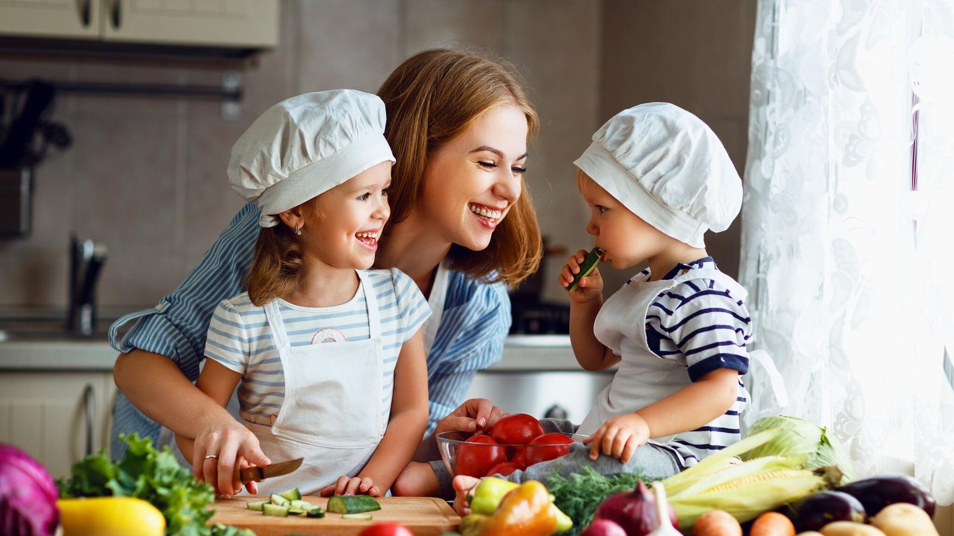 Así debes relacionarte con la comida para dar buen ejemplo a tus hijos