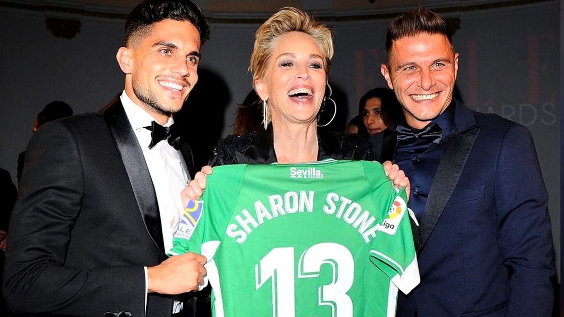 La increíble reacción de Sharon Stone cuando Joaquín le regala una camiseta del Betis